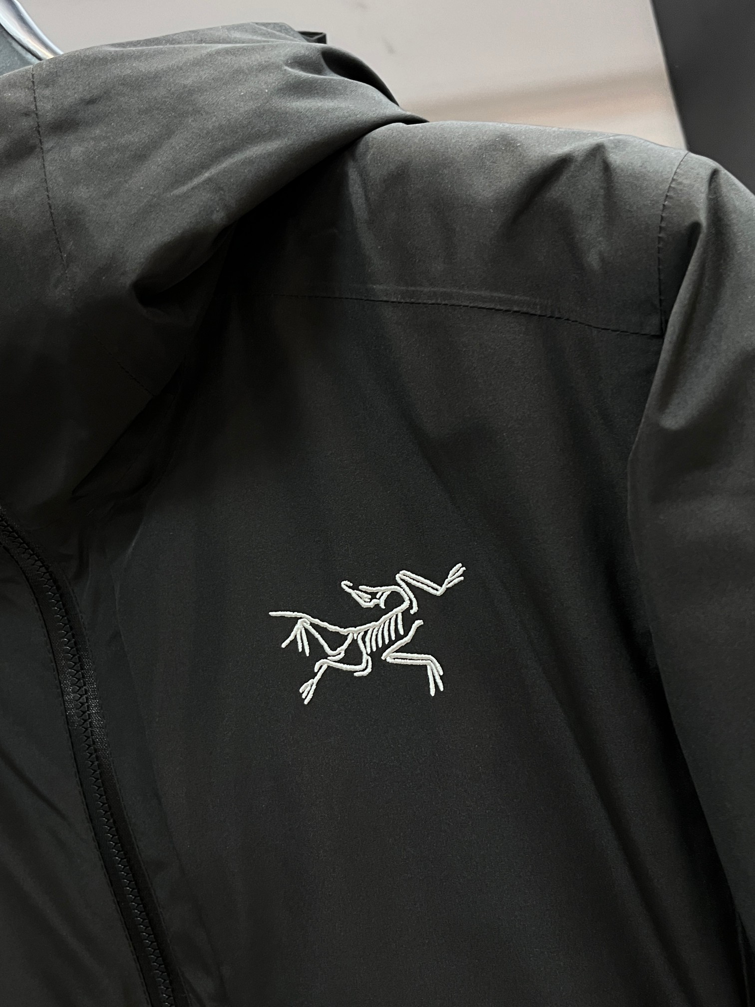 🆕 蒙口 25冬季专柜最新男士轻薄连帽羽绒服🔥背面印花logo字母极为显眼，处处细节显工艺 📢 穿上就是