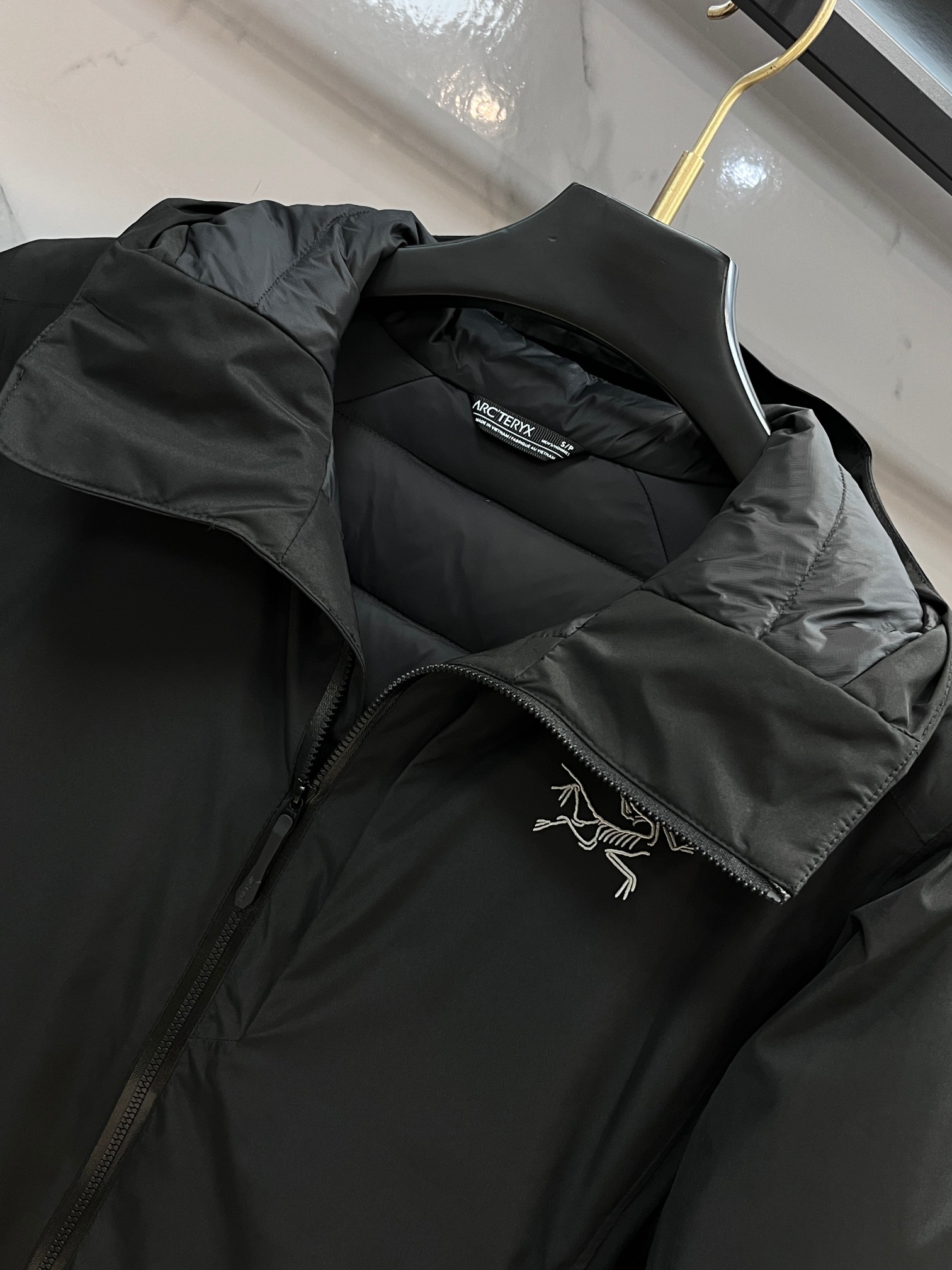 🆕 蒙口 25冬季专柜最新男士轻薄连帽羽绒服🔥背面印花logo字母极为显眼，处处细节显工艺 📢 穿上就是