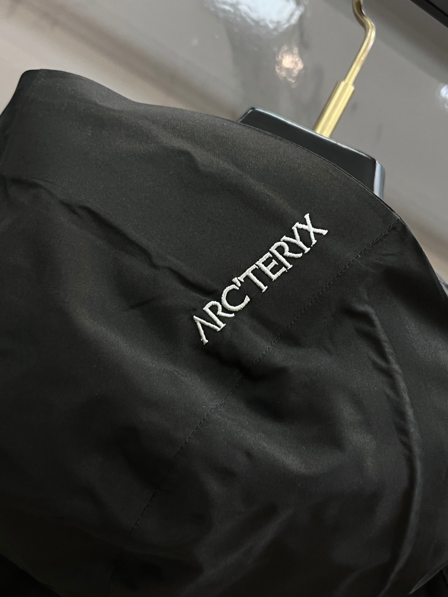 🆕 蒙口 25冬季专柜最新男士轻薄连帽羽绒服🔥背面印花logo字母极为显眼，处处细节显工艺 📢 穿上就是