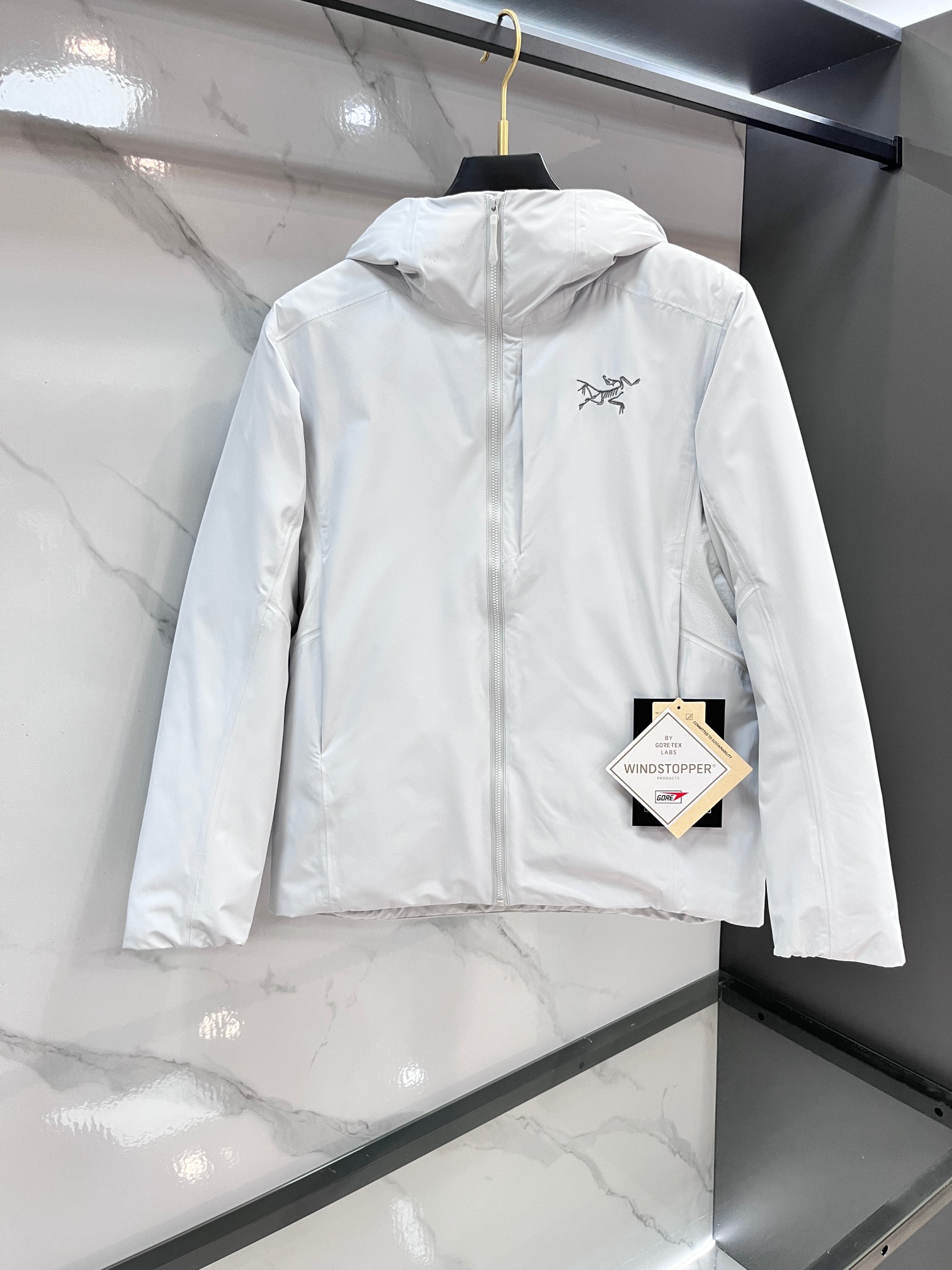 🆕 蒙口 25冬季专柜最新男士轻薄连帽羽绒服🔥背面印花logo字母极为显眼，处处细节显工艺 📢 穿上就是