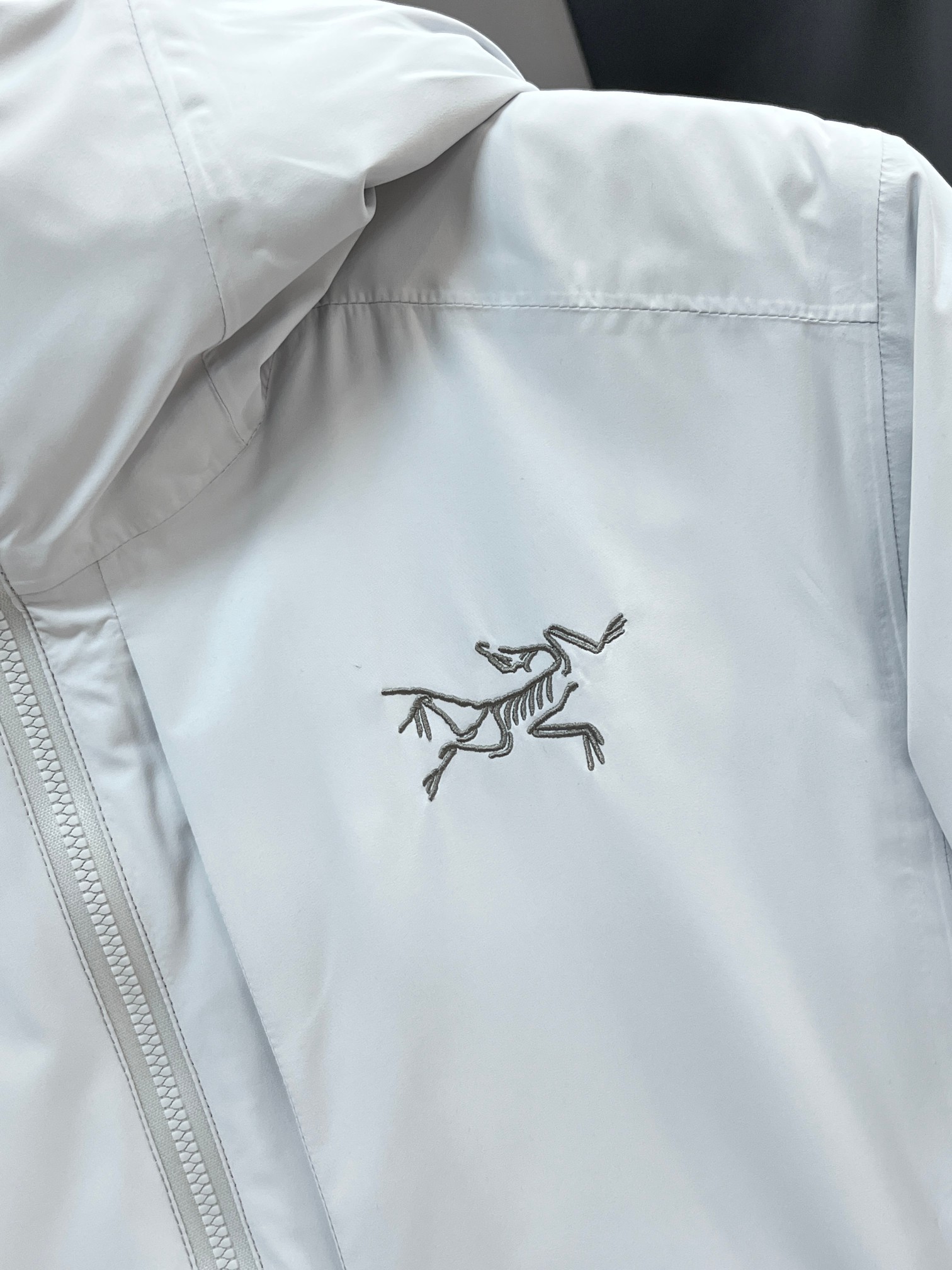 🆕 蒙口 25冬季专柜最新男士轻薄连帽羽绒服🔥背面印花logo字母极为显眼，处处细节显工艺 📢 穿上就是