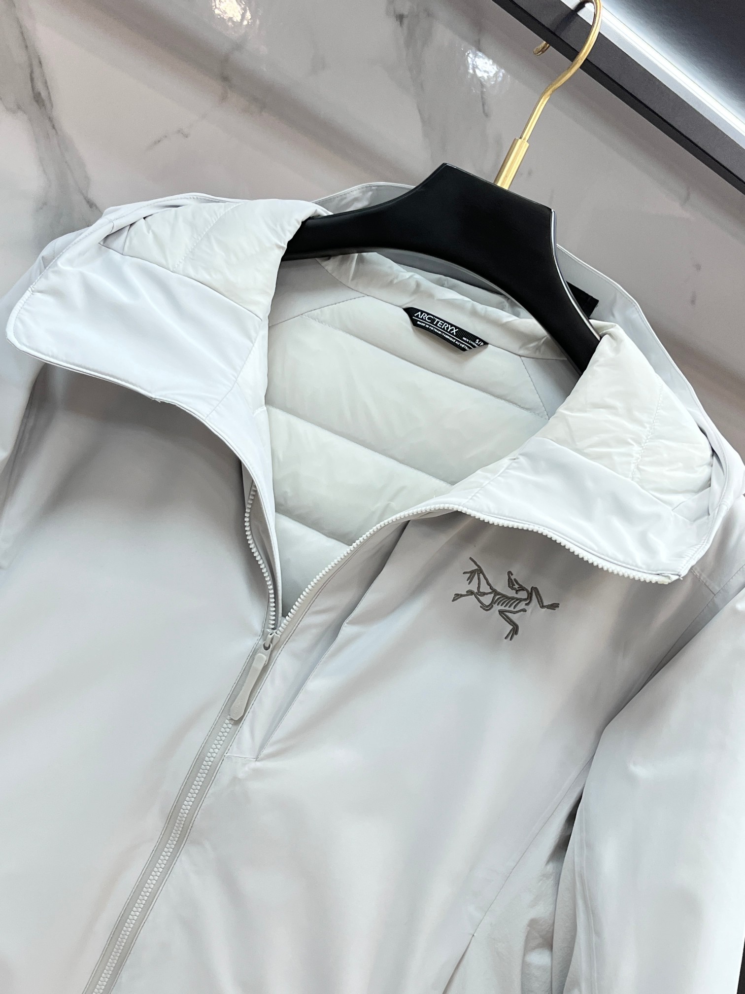 🆕 蒙口 25冬季专柜最新男士轻薄连帽羽绒服🔥背面印花logo字母极为显眼，处处细节显工艺 📢 穿上就是