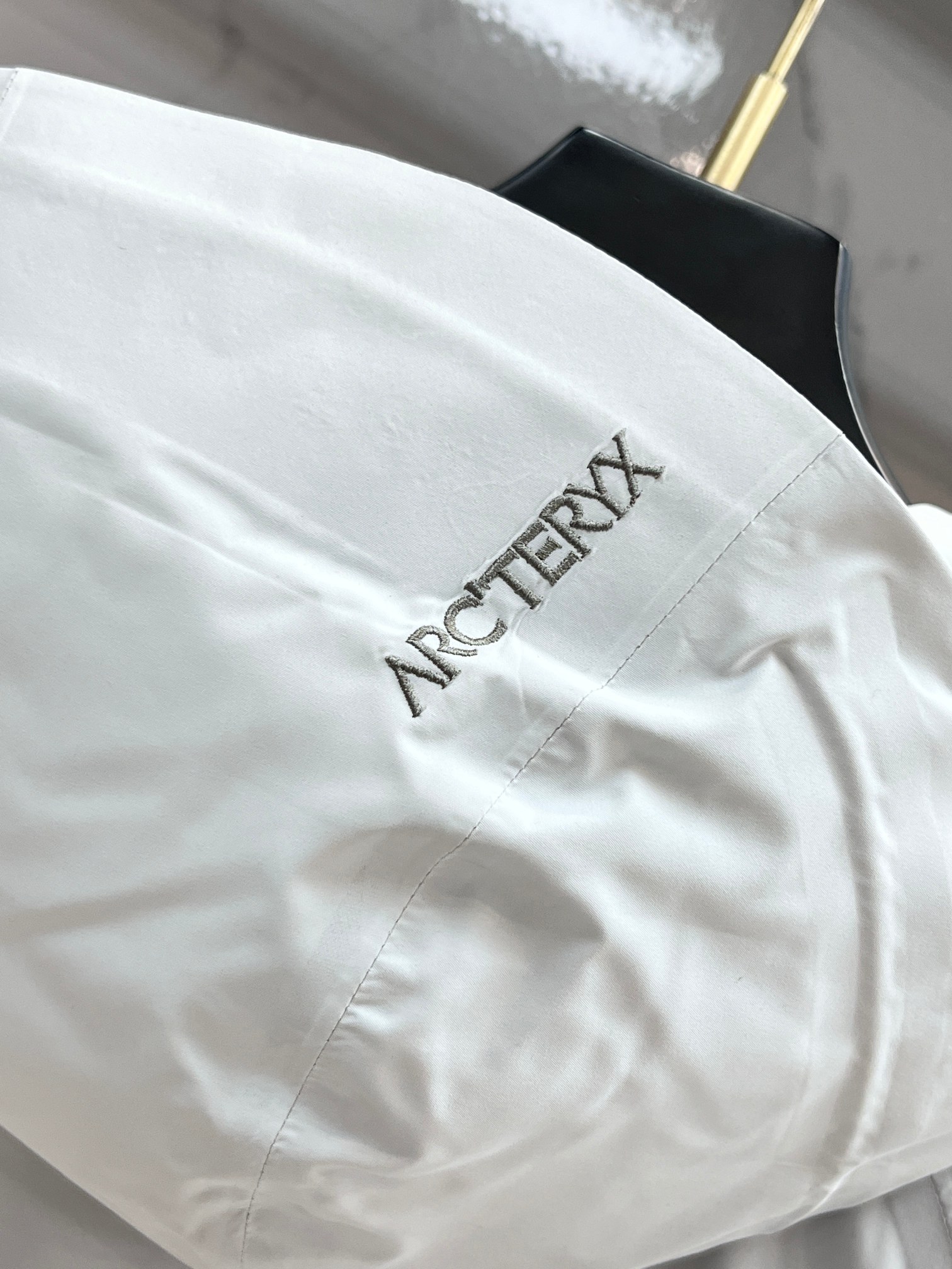 🆕 蒙口 25冬季专柜最新男士轻薄连帽羽绒服🔥背面印花logo字母极为显眼，处处细节显工艺 📢 穿上就是