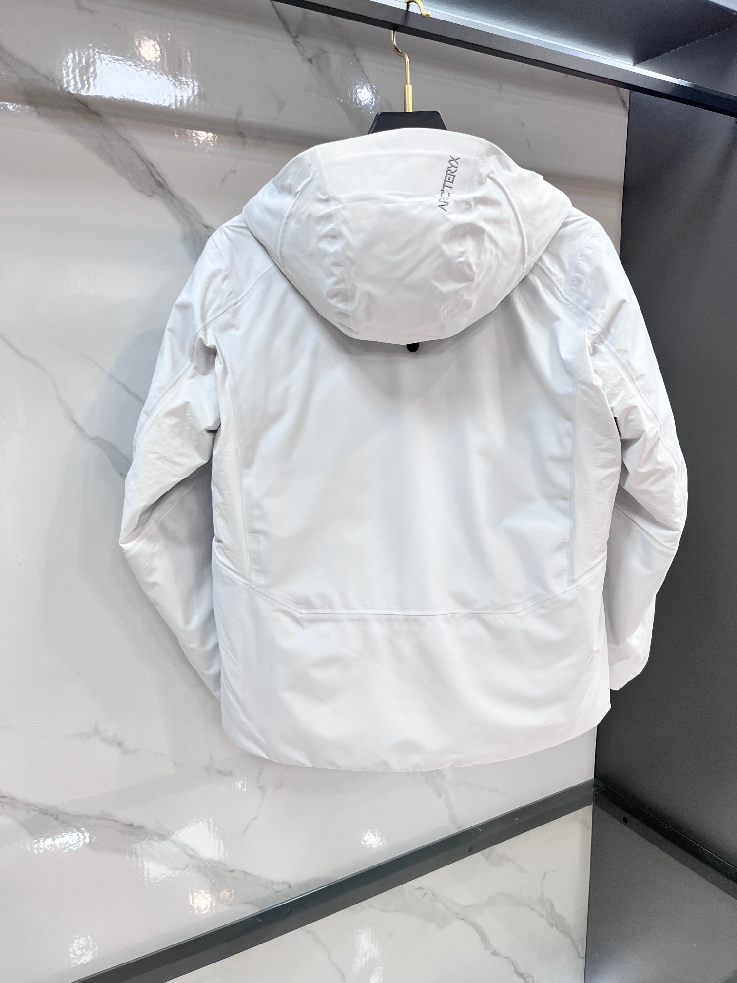 🆕 蒙口 25冬季专柜最新男士轻薄连帽羽绒服🔥背面印花logo字母极为显眼，处处细节显工艺 📢 穿上就是