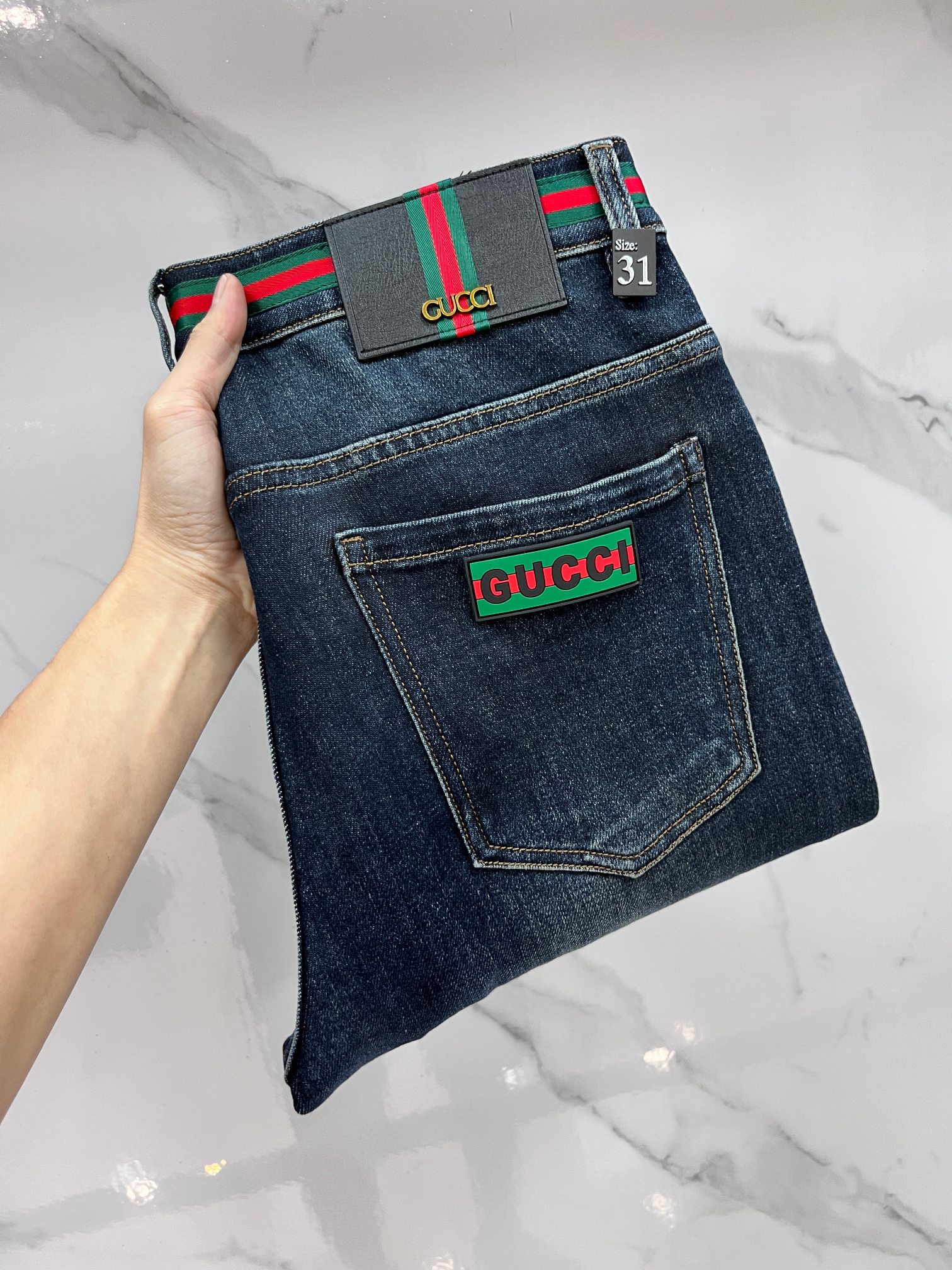 Gucci 🔥高端定制、2025秋冬最新款牛仔裤 柜台同步发售 原版定制 客供五金辅料 原单品质 进口固色牛仔弹力面料 重工洗水 做工走线精细 上身绝佳!优选单品 三标齐全  ❥∙
