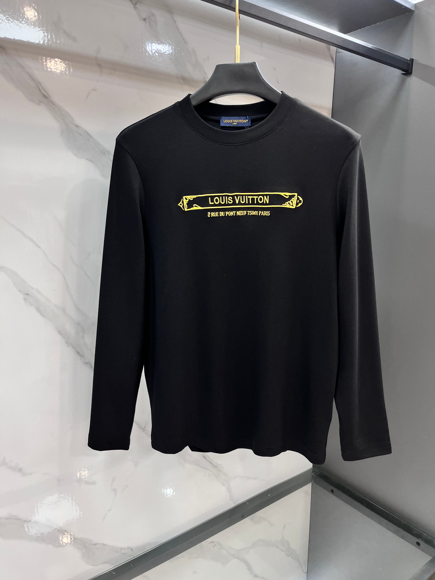 NO:597243,Lv's new autumn and winter fashion casual round neck long-sleeved bottoming. Selected imported high-density double-sided stretch cotton fabric, made of exquisite original logo, with excellent comfort and breathability, soft and anti-wrinkle elasticity and excellent drape. It is very handsome whether worn alone or as an inner layer. It conforms to men's practical dressing habits, pursues luxury, noble and elegant style, and creates extraordinary men's taste. The visual effect is very good, the grade is very high, simple and fashionable, a must-have for leisure and business!  ………………………………………… SizeM-XXXL,,louis vuitton,alexander wang19860909Lv 秋冬新款时尚休闲圆领长袖打底.精选进口高密度双面拉架棉面料,精致原版logo打造,舒适性与透气性兼优,柔软抗皱弹性和垂性极佳,无论是单穿或是内搭都是帅气十足,吻合了男性实用穿衣习惯,追求奢华高贵优雅风范,打造不凡男士品味,视觉效果非常赞,档次极高,简约时尚,休闲商务必备之选！……………………………………………… SizeM-XXXL,,louis vuitton,alexander wang,Men's clothing