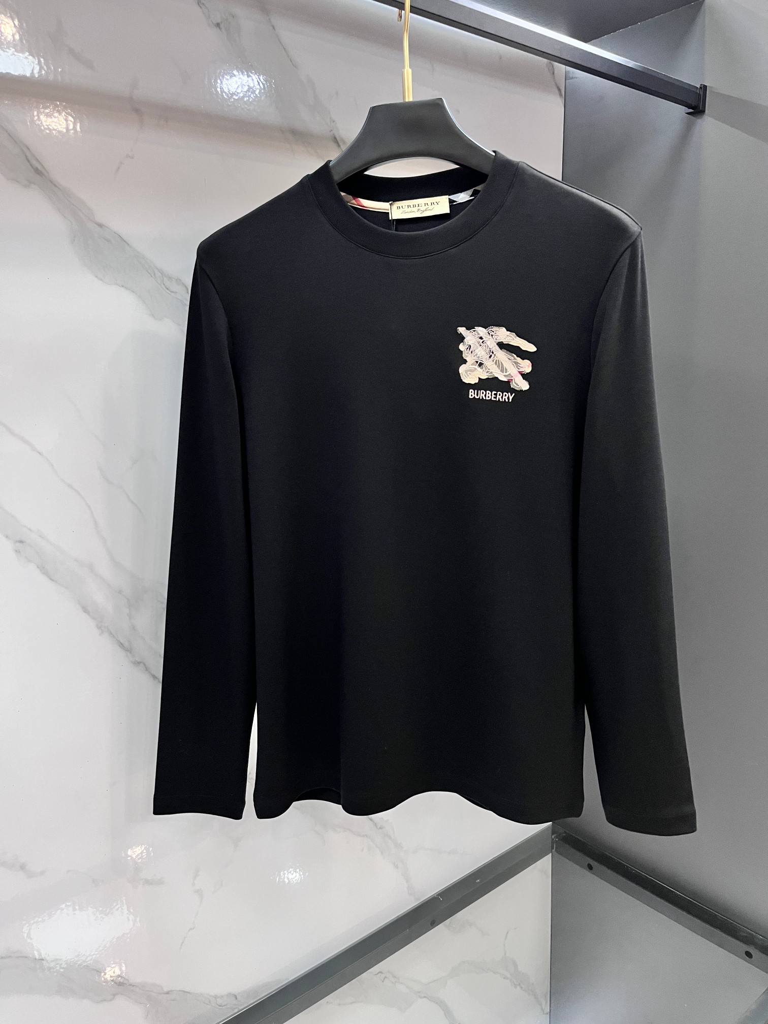 NO:597217,Burberry's new autumn and winter fashion casual round neck long-sleeved bottoming. It is made of imported high-density double-sided cotton fabric with exquisite original logo. It has excellent comfort and breathability, softness, anti-wrinkle elasticity and excellent drape. It is very handsome whether worn alone or as an inner layer. It conforms to men's practical dressing habits, pursues luxury, noble and elegant style, and creates extraordinary men's taste. The visual effect is very good, the grade is very high, simple and fashionable, a must-have choice for leisure and business!  ………………………………………… SizeM-XXXL,,burberry,alexander wang19860909巴宝莉 秋冬新款时尚休闲圆领长袖打底.精选进口高密度双面拉架棉面料,精致原版logo打造,舒适性与透气性兼优,柔软抗皱弹性和垂性极佳,无论是单穿或是内搭都是帅气十足,吻合了男性实用穿衣习惯,追求奢华高贵优雅风范,打造不凡男士品味,视觉效果非常赞,档次极高,简约时尚,休闲商务必备之选！……………………………………………… SizeM-XXXL,,burberry,alexander wang,Men's clothing