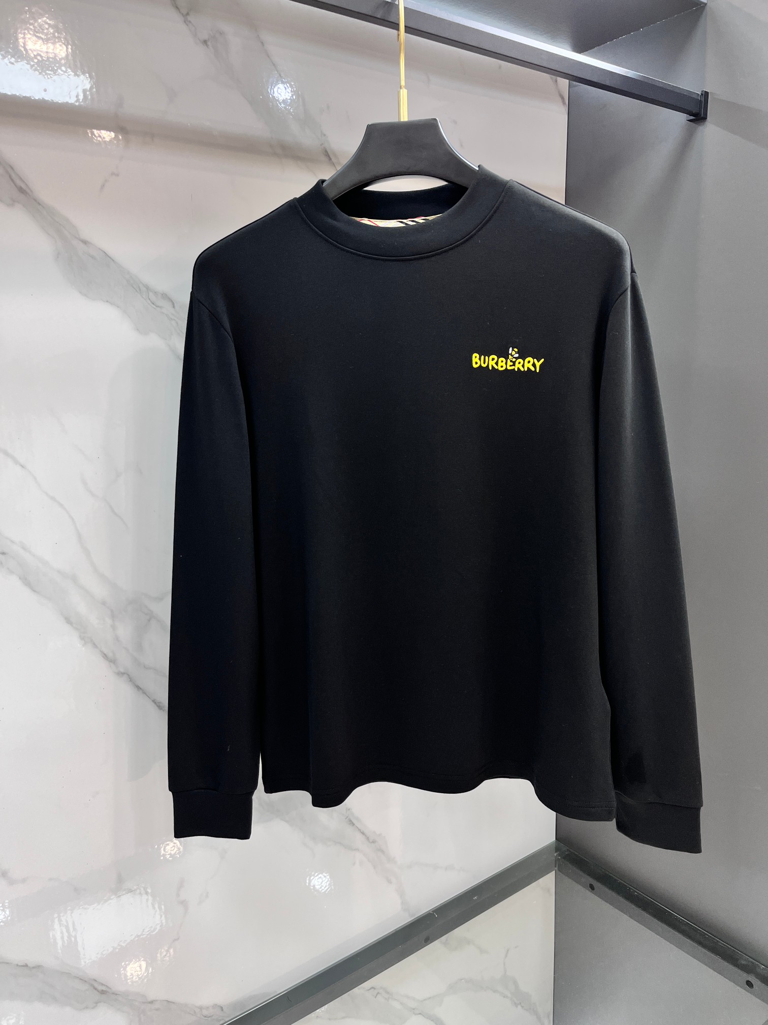 NO:597220,Burberry's new autumn and winter fashion casual round neck long-sleeved bottoming. It is made of imported high-density double-sided cotton fabric with exquisite original logo. It has excellent comfort and breathability, softness, anti-wrinkle elasticity and excellent drape. It is very handsome whether worn alone or as an inner layer. It conforms to men's practical dressing habits, pursues luxury, noble and elegant style, and creates extraordinary men's taste. The visual effect is very good, the grade is very high, simple and fashionable, a must-have choice for leisure and business!  ………………………………………… SizeS-XXL,,burberry,alexander wang19860909巴宝莉 秋冬新款时尚休闲圆领长袖打底.精选进口高密度双面拉架棉面料,精致原版logo打造,舒适性与透气性兼优,柔软抗皱弹性和垂性极佳,无论是单穿或是内搭都是帅气十足,吻合了男性实用穿衣习惯,追求奢华高贵优雅风范,打造不凡男士品味,视觉效果非常赞,档次极高,简约时尚,休闲商务必备之选！……………………………………………… SizeS-XXL,,burberry,alexander wang,Men's clothing