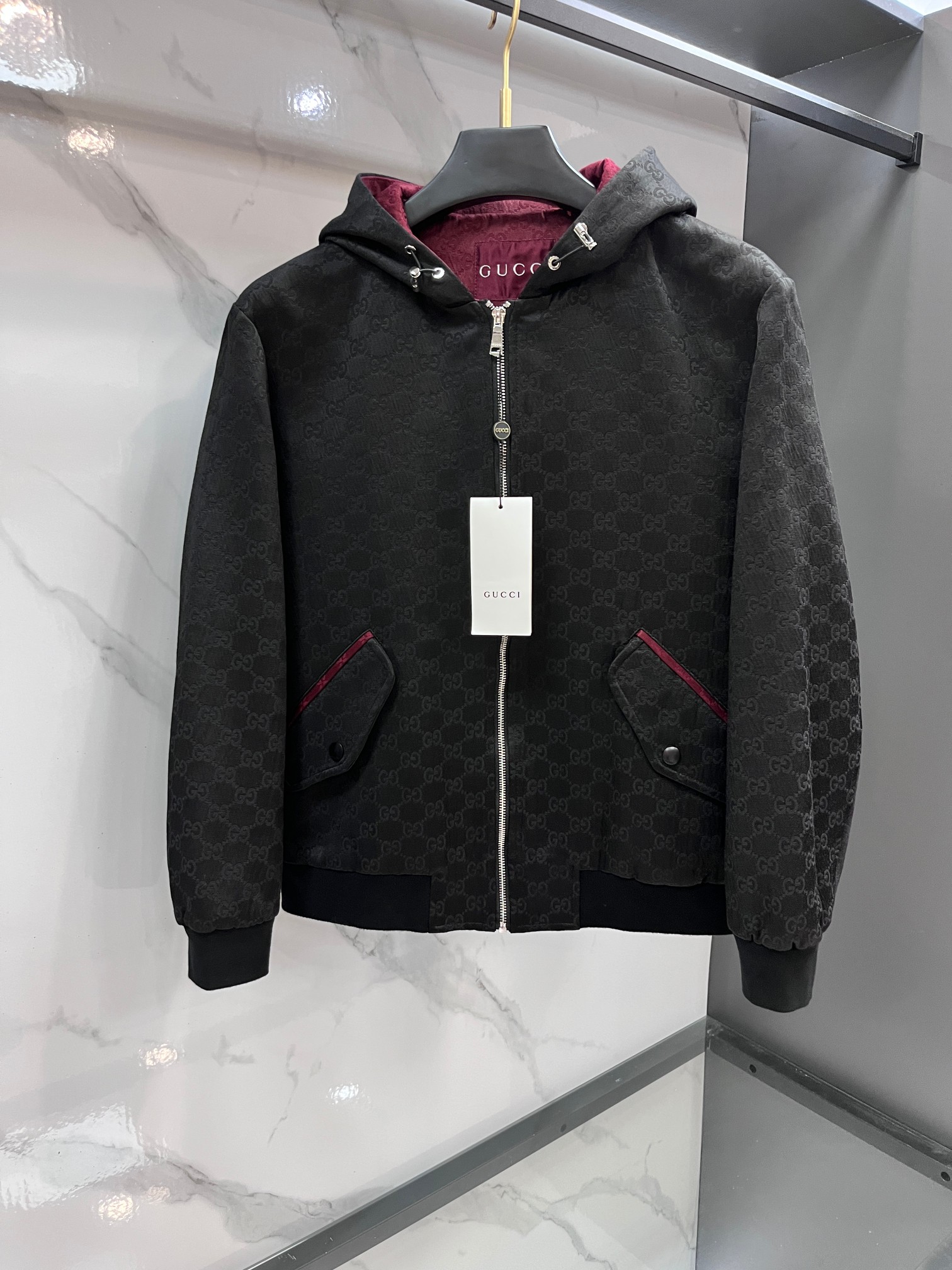 NO:622657,Gucci 2025 autumn and winter latest series!  Uniform team jackets for men and women are rarely available through trading company channels and are available simultaneously on the official website!  New fashion element design!  Chest logo design!  Injecting full vitality into the new series, it is made of imported denim fabrics supplied by customers. The fabric feels soft and delicate against the skin, and has an extremely comfortable and breathable wearing experience. The whole piece is very eye-catching and fashionable, and is deeply loved by young people today!  Basic loose-fitting cuts, unisex styles regardless of age and gender, suitable for matching all the styles and looks you need in your daily life!  It is recommended to wear couple outfits when going out on the street, it will be more eye-catching!  ………………………………………… SizeM-XXXL,,gucci,jackets & coats,jackets & coats,alexander wang19860909Gucci 2025秋冬最新系列！男女同款队夹克外套,贸易公司渠道稀出,同步官网发售！新时尚元素设计！胸前标志logo图案设计！为全新系列注入满满活力,选客供进口牛仔面料制成,面料手感亲肤柔软细腻,拥有着无比舒适透气性的穿着体验,整件单品极具吸睛度与时尚感,深受当下年轻人的喜爱！基础宽松的版型裁剪,不分年龄与性别的中性款式,适合搭配你日常所需的所有风格与造 型！建议搭配情侣装出街会更为养眼出色！……………………………………………… SizeM-XXXL,,gucci,jackets & coats,jackets & coats,alexander wang,Men's clothing