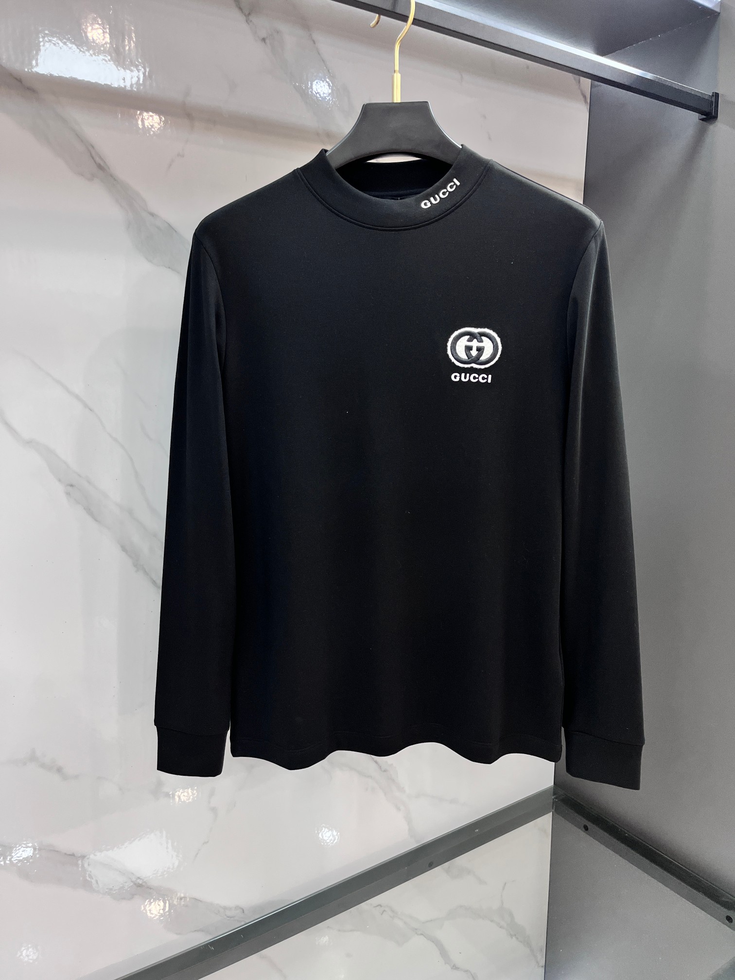 NO:599999,Gucci ss new autumn round neck long-sleeved T-shirt!  Contrast color collar with heavy work and embroidery!  Specially woven compact cotton fabric, with loose hem design, weight of 380g, uniform and glossy. The three-dimensional shape is stable and not easy to deform; the upper body is strong and stylish!  ……………………………………………… SizeM-XXXL,,gucci,tees,t-shirt,alexander wang19860909Gucci ss秋季新品圆领长袖T恤！撞色领搭配重工、刺绣！特纺紧密棉面料,下摆散口设计,克重380g,均匀有光泽度.立体造型稳定,不易变形；上身力挺有型！………………………………………………… SizeM-XXXL,,gucci,tees，t-shirt,alexander wang,Men's clothing