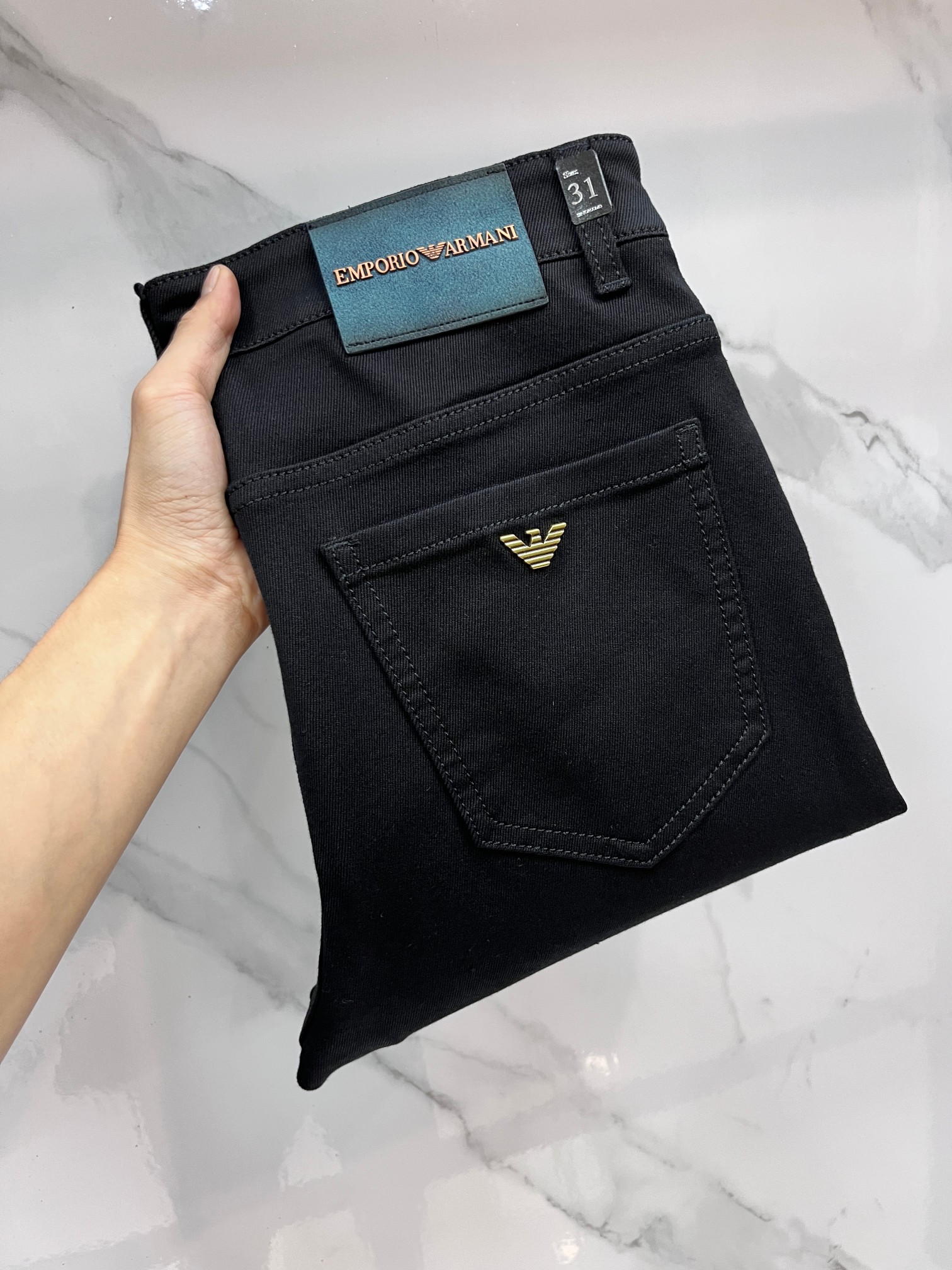 NO:725820,Support replacement after the year!  Armani's high-end customization, the latest early autumn jeans, are available simultaneously at the counter. Original customization. Customer-supplied hardware accessories. Original quality. Imported solid-color denim elastic fabric. Heavy washing. Fine workmanship and routing. Excellent upper body!  The preferred items are complete in three sizes.…………………………………………………… Size29-38,,armani,jeans,19860909支持年后退换！ 阿玛尼 高端定制、早秋最新款牛仔裤 柜台同步发售 原版定制 客供五金辅料 原单品质 进口固色牛仔弹力面料 重工洗水 做工走线精细 上身绝佳！优选单品 三标齐全.…………………………………………………… Size29-38,,armani,jeans,,Men's clothing