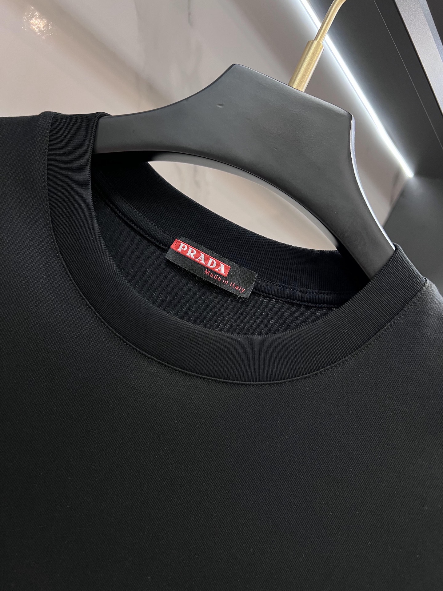 普拉达 25ss最新款百搭短袖男女同款！！多颜色组合心胸前间三角标后背刺绣工艺！特供定制面料！加上紧密纺