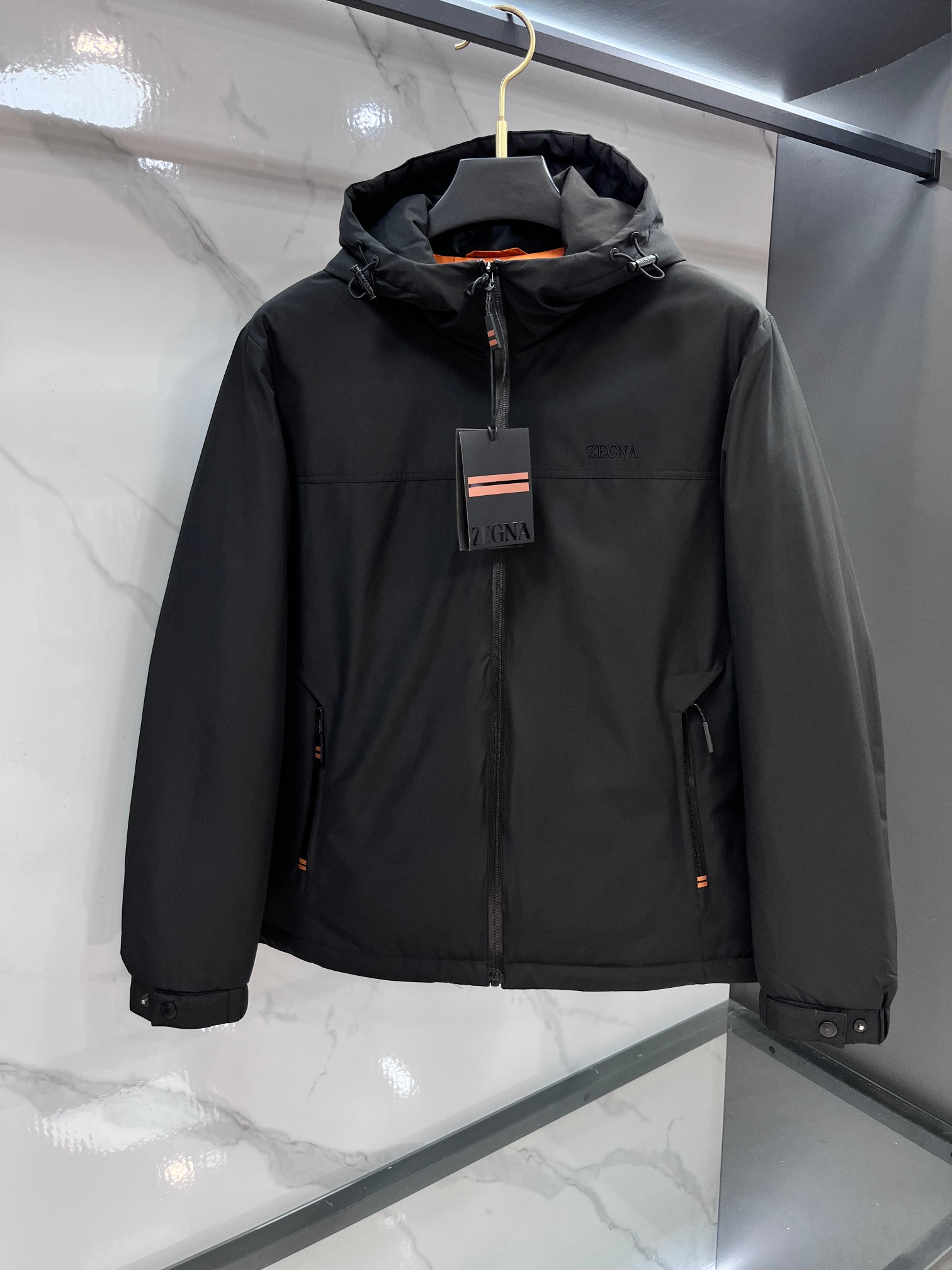 NO:622697,Ermenegildo Zegna 25 autumn and winter show men's down jacket, new style for early autumn, classic and popular jacket recommended!  Men's jackets, fashionable casual coats and jackets, made of high-woven ultra-fine technical soft and smooth fabrics. The texture of the fabric is very high-end and delicate, with a strong sense of class. The accessories are all customized with the brand logo. It is both casual and versatile, and the style is versatile and suitable for various occasions. Anyone can easily control it!  ………………………………………… SizeM-XXXL,,zegna,jackets & coats,jackets & coats,down jacket,alexander wang19860909杰尼亚 25秋冬秀款男士羽绒夹克外套,早秋新款,经典爆款夹克推荐！男士外套,时尚休闲外套夹克,高织超细腻科技软滑材质面料,面料的质感很高档细腻,档次感强,辅料全定制出品牌logo.休闲兼备款,款式百搭适合各种场合,任何人都可以轻松驾驭！……………………………………………… SizeM-XXXL,,zegna,jackets & coats,jackets & coats,down jacket,alexander wang,Men's clothing