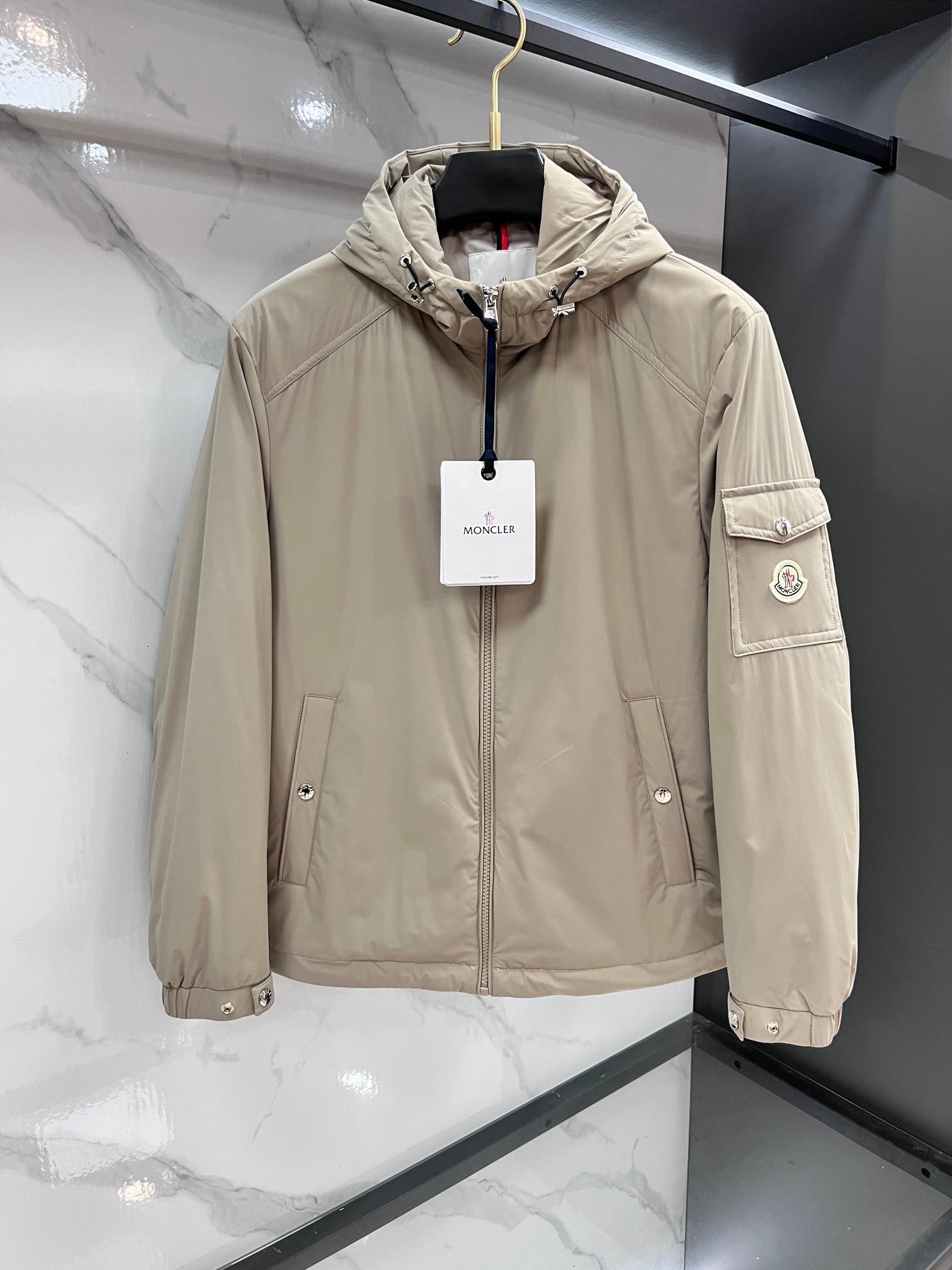 NO:622702,Mengkou 25 winter counter's latest men's lightweight hooded down jacket has a very eye-catching printed logo on the back, and every detail shows craftsmanship. Wearing it makes you feel comfortable and slim, lazy and casual, and combined with clean and simple colors, it is particularly eye-catching and suitable for daily wear!  The inside is filled with 90% white duck down, the amount of down is super sufficient, the original LOGO hardware, the cuffs are designed to be windproof, the craftsmanship details are in place, and the upper body effect is super good-looking!  …………………………………………… SizeM-XXXL,,Moncler,down jacket,hats,alexander wang19860909蒙口 25冬季专柜最新男士轻薄连帽羽绒服背面印花logo字母极为显眼,处处细节显工艺 穿上就是舒适自在又显瘦的存在,慵懒而随性,结合干净简单的色系就特别耐看,适合日常穿着！内里填充90白鸭绒 充绒量超级足 原版LOGO五金 袖口防风设计 工艺细节精细到位 上身效果超好看！………………………………………………… SizeM-XXXL,,Moncler,down jacket,hats,alexander wang,Men's clothing