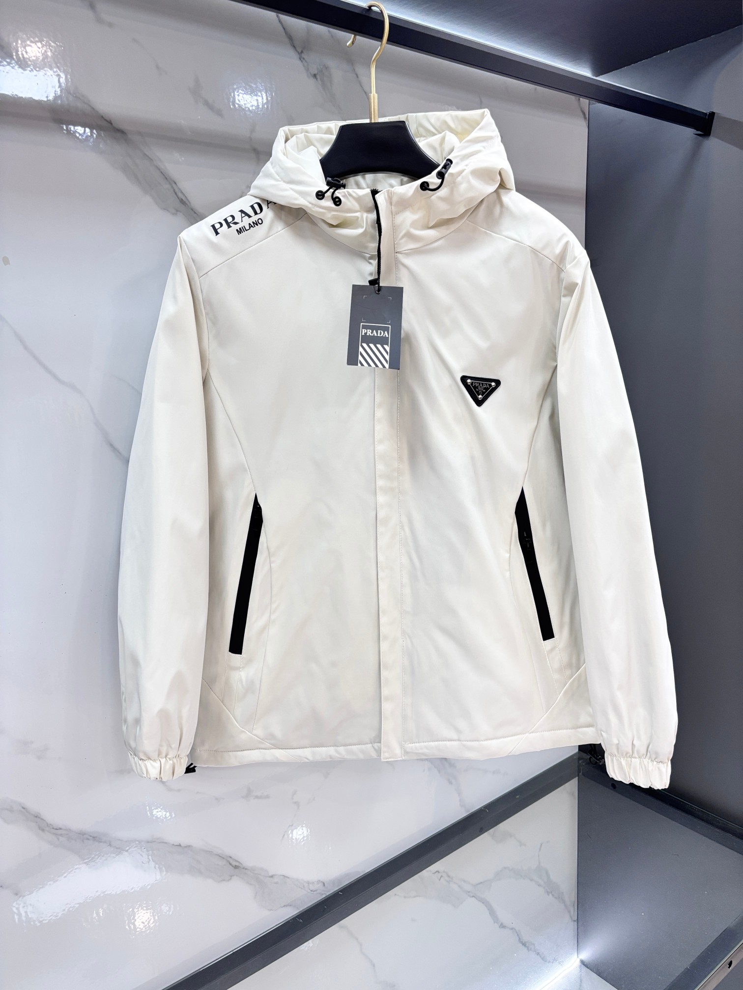 NO:622676,Prada 2025 latest fashion designer down jacket Prada hooded down jacket, the top hot-selling light luxury down jacket in winter, hot-selling down jacket, metal triangle letter armband design, 90# white goose down filling, war horse rubber brand armband, every detail shows craftsmanship, enough advanced structural tailoring design changes to show men's diverse image changes, slim fit, tailoring, to meet the current popular multi-layered wear, versatile style in life!  ………………………………………… SizeM-XXXL,,prada,jackets & coats,down jacket,hats,alexander wang19860909普拉达 2025最新款时尚设计师款羽绒外套普拉达连帽羽绒服,冬季顶级爆款款轻奢羽绒服,爆款羽绒服,金属三角字母臂章设计,90#白鹅绒填充,战马胶牌臂章处处细节显工艺足够的高级结构性剪裁的设计改变来展现男士多样的形象变化,修身利落、剪裁合体,满足时下正流行的多层次穿搭,生活百搭款式！……………………………………… SizeM-XXXL,,prada,jackets & coats,down jacket,hats,alexander wang,Men's clothing