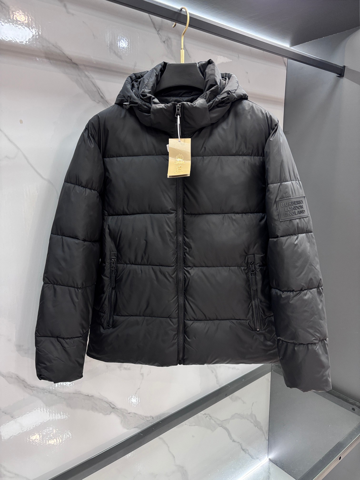 NO:622681,Burberry’s latest 2025 autumn and winter hooded down jacket!  !  Original customized excipients, complete with three standards!  BUR classic plaid print embellishment!  Filled with 90% white duck down, it has good warmth retention, delicate and soft touch, comfortable and non-greasy to wear, and has strong outdoor performance. It is a rare must-have artifact throughout the winter. It has very complete functions and can be easily used for work or leisure travel!  The iconic design of the hood brings an extremely fashionable and eye-catching visual effect. It is also highly recognizable and classy. The classic and practical hooded design is a must-have for autumn and winter!  ………………………………………… SizeM-XXXl,,burberry,burberry,down jacket,hats,alexander wang19860909巴宝莉 2025秋冬最新款连帽羽绒服！！辅料原版定制,三标齐全！BUR经典格子印花点缀！选用90白鸭绒填充,保暖度很好,触感细腻柔和,穿着舒适不腻身,同时具备强悍的户外性能,是整个冬季里不可多得的必备神器,功能性非常齐全,上班或者休闲出行都能轻松胜任！连帽标志性设计,带来了极为时髦吸睛的视觉效果同时也也极具辨识度与档次感经典实用连帽设计,秋冬 必备！………………………………………… SizeM-XXXl,,burberry,burberry,down jacket,hats,alexander wang,Men's clothing