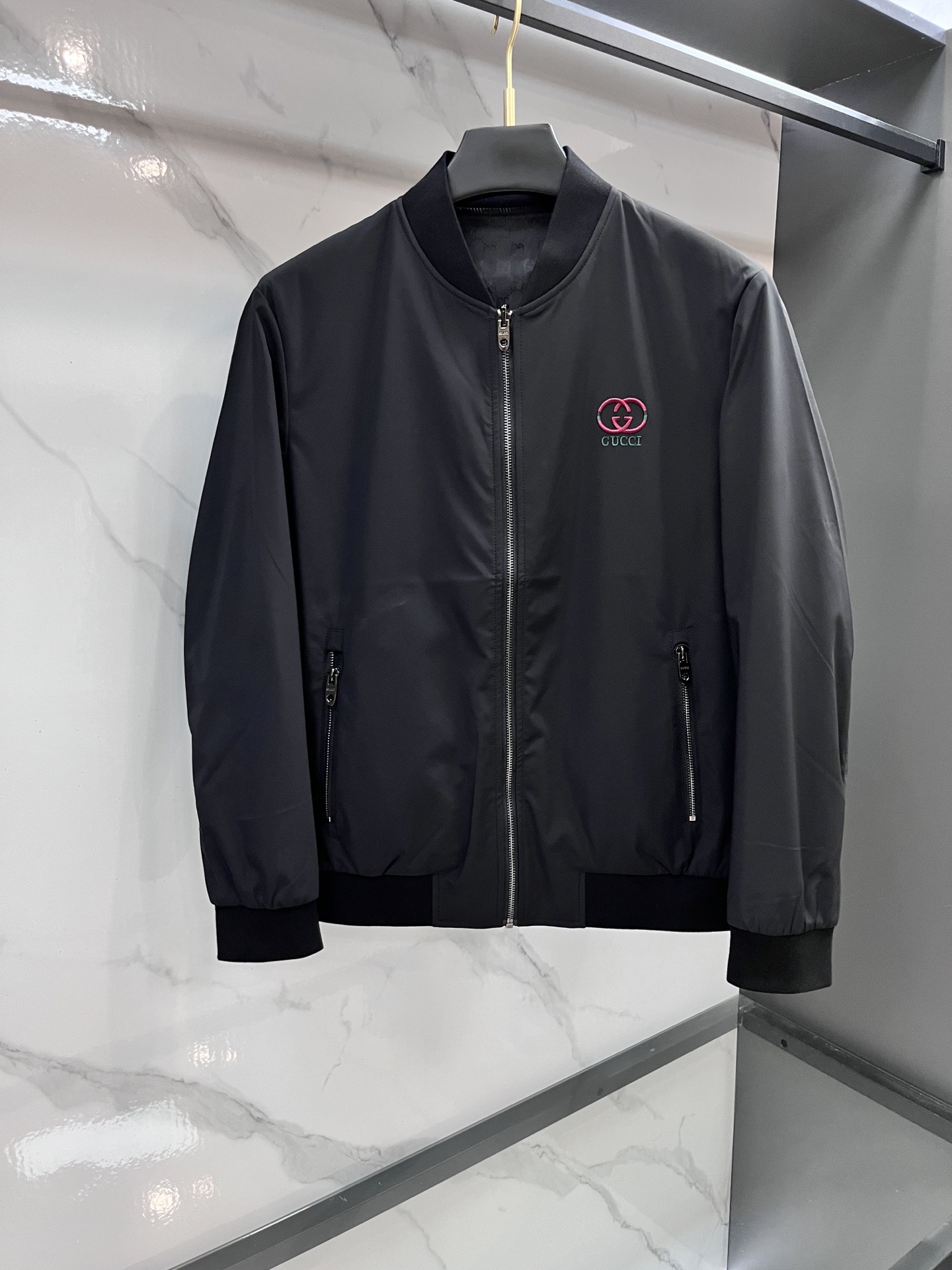 NO:622665,Gucci official website same style reversible jacket, original single and three-label high-end version. Customized fabric with high breathability and comfort, impeccable details, brand element design concept, reflecting high quality. It feels delicate and soft, showing casual tailoring, and the upper body shape is awesome.…………………………………………………… SizeM-XXXl,,gucci,jackets & coats,jackets & coats,alexander wang19860909Gucci 官网同款双面穿夹克外套,原单三标齐全高端版本 定制面料 透气舒适度高,细节无可挑剔,品牌元素设计理念,体现高品质.手感细腻柔软 呈现休闲裁剪,上身版型超赞.………………………………………………… SizeM-XXXl,,gucci,jackets & coats,jackets & coats,alexander wang,Men's clothing