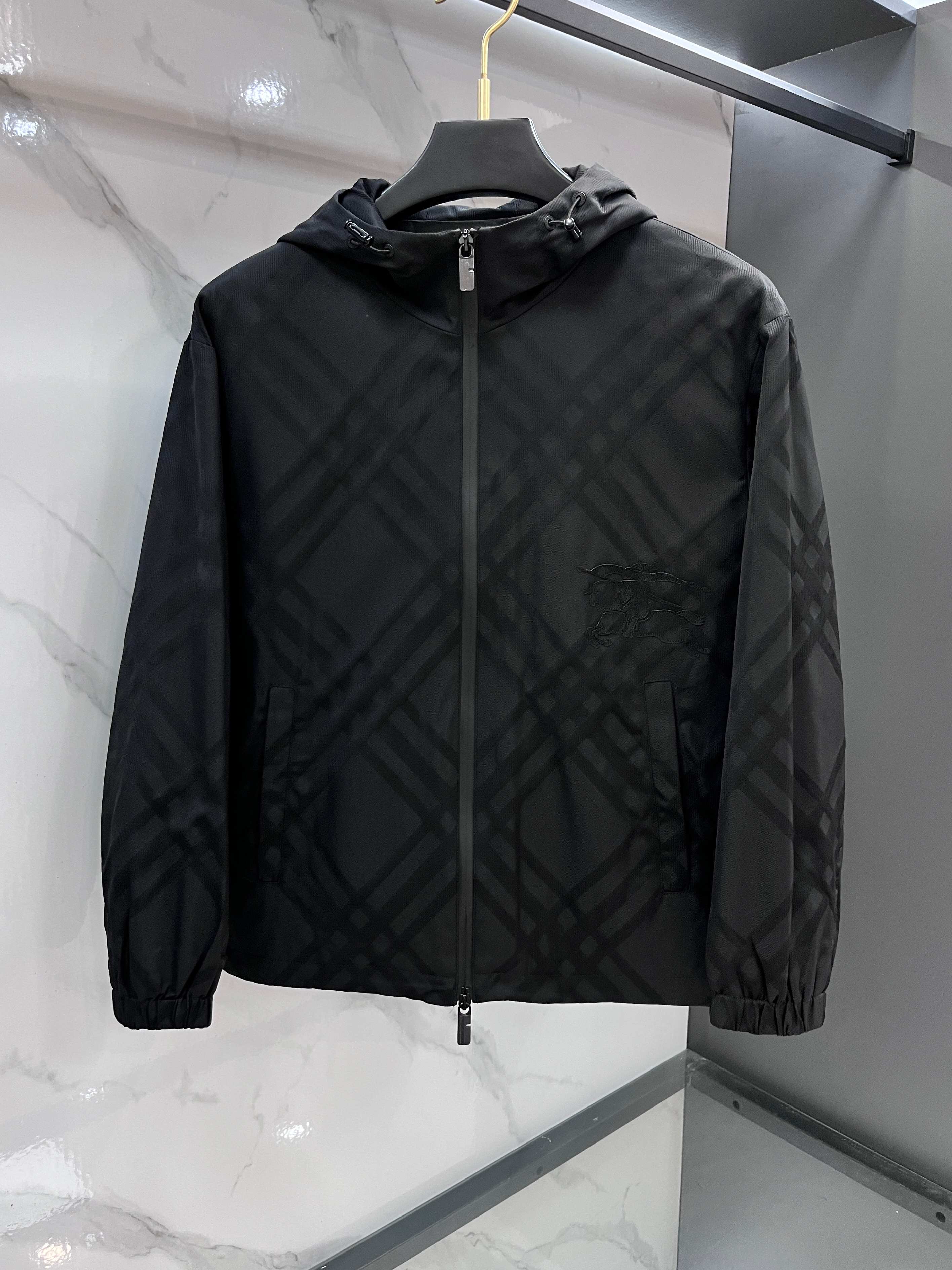 NO:622661,Burberry  25FW new diamond-shaped concealed plaid men's hooded long-sleeved jacket. The latest special material developed by BUR, memory fabric is also called memory cloth, which refers to fabrics with morphological memory function. It instantly beats all versions on the market. It can only be said that it is not on the same level at all. No matter in terms of material, detail restoration and craftsmanship, it is not afraid of any challenges.  War, just to provide everyone with wonderful products, as always, consistent, a style that implements BUR's core concept, tightly binding plaid and fashion, always maintaining a perfect, simple but not simple design style, perfectly satisfying your daily needs.………………………………………………………………  SizeM-XXXl,,burberry,burberry,jackets & coats,hats,alexander wang19860909巴宝莉 25FW新品菱形暗格男士连帽长袖夹克.BUR最新研发的特殊材质,记忆面料也叫记忆布,是指具有形态记忆功能的面料,秒杀市面上一切版本,只能说根本就不是一个级别的存在,不管是材质还是细节还原度以及工艺制作方面,不惧任何挑战,只为给大家奉献绝妙产物一如既往,始终如一,贯彻了BUR核心理念的一个款式将格纹与时尚紧紧的捆绑在一起,时刻保持完美,简约而不简单的的设计风格,完美的满足了你日常所需要的穿搭.…………………………………………………… SizeM-XXXl,,burberry,burberry,jackets & coats,hats,alexander wang,Men's clothing