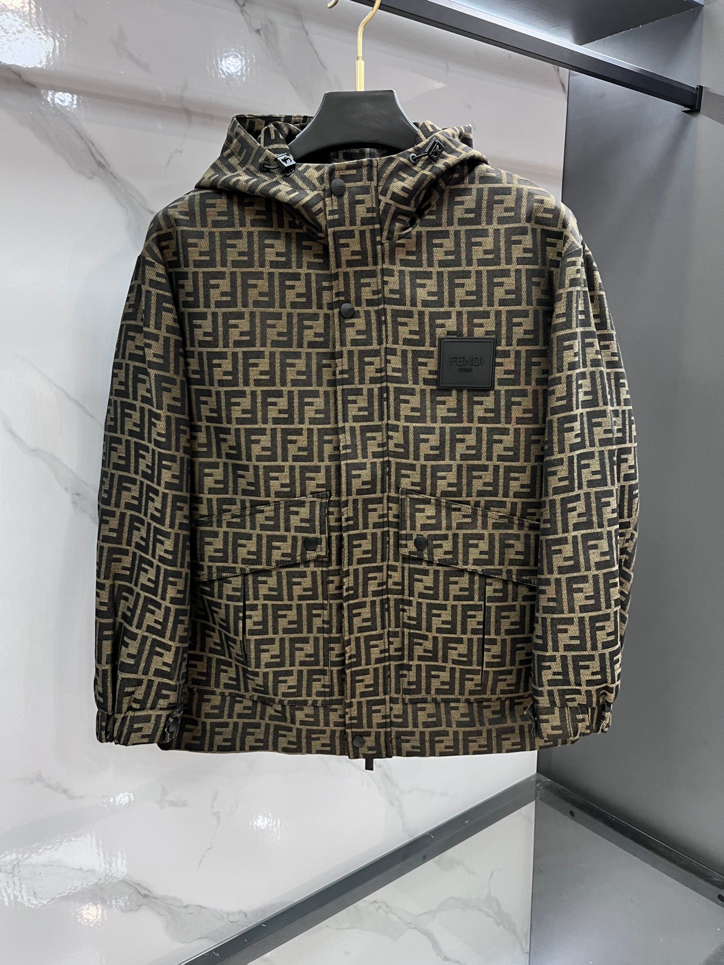 NO:622668,Fendi highly recommended!  2025 Autumn and Winter New Products Simple and Elegant Jacket Imported original high-quality polyester fiber fabric, the sag and luster are definitely refreshing, simple design The style is more youthful and energetic, the workmanship is neat and smooth, all the hardware accessories are supplied by customers and have logo top accessories. At first glance, it is high-end fabrics. This fabric is custom-woven. It is a good product from a regular factory, and there is nothing picky about it. This kind of jacket is for regular wear and is very practical. ……………………………………………………  SizeM-XXXl,,fendi,jackets & coats,jackets & coats,alexander wang19860909芬迪 重磅推荐！2025秋冬季新品 简约大方夹克 进口原版高品质聚脂纤维面料,垂度和光泽绝对是提气,简约设计 款式更显青春活力,车工走线整齐平整,所有五金附料都是客供带logo顶级配件 一看就是高档的面料 这种面料都是定织的 正规大厂途径出来的好货,无任何有挑剔的地方 这样的一件外套属于常备常穿的,实用性很强.………………………………………………… SizeM-XXXl,,fendi,jackets & coats,jackets & coats,alexander wang,Men's clothing