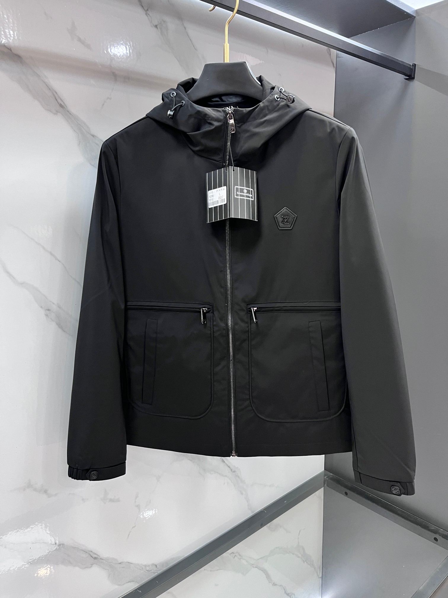 NO:622672,Zegna 2025 new autumn jacket, available at the counter simultaneously, simple, fashionable and casual thin jacket, original imported fabric, comfortable and breathable, top-grade rubber printing process letter pattern decorative logo, original hardware accessories decoration, extremely high grade, unique design, fashionable and handsome upper body,…………………………………………………… SizeL-XXXXL,,zegna,jackets & coats,jackets & coats,alexander wang19860909杰尼亚 2025秋季新品夹克,专柜同步有售,简约时尚休闲薄款夹克外套,原版进口面料,舒适透气,顶级印胶工艺字母图案装饰logo,原版五金辅料装饰,档次极高,独特设计,上身时尚帅气,………………………………………………… SizeL-XXXXL,,zegna,jackets & coats,jackets & coats,alexander wang,Men's clothing