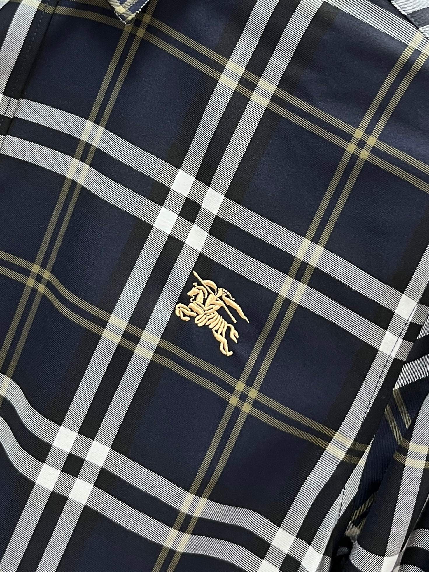 巴宝莉 官网1:1原单品质25ss新款秋冬格子对位衬衫原版3,200购入开发，面料采用100%锦纶定织格