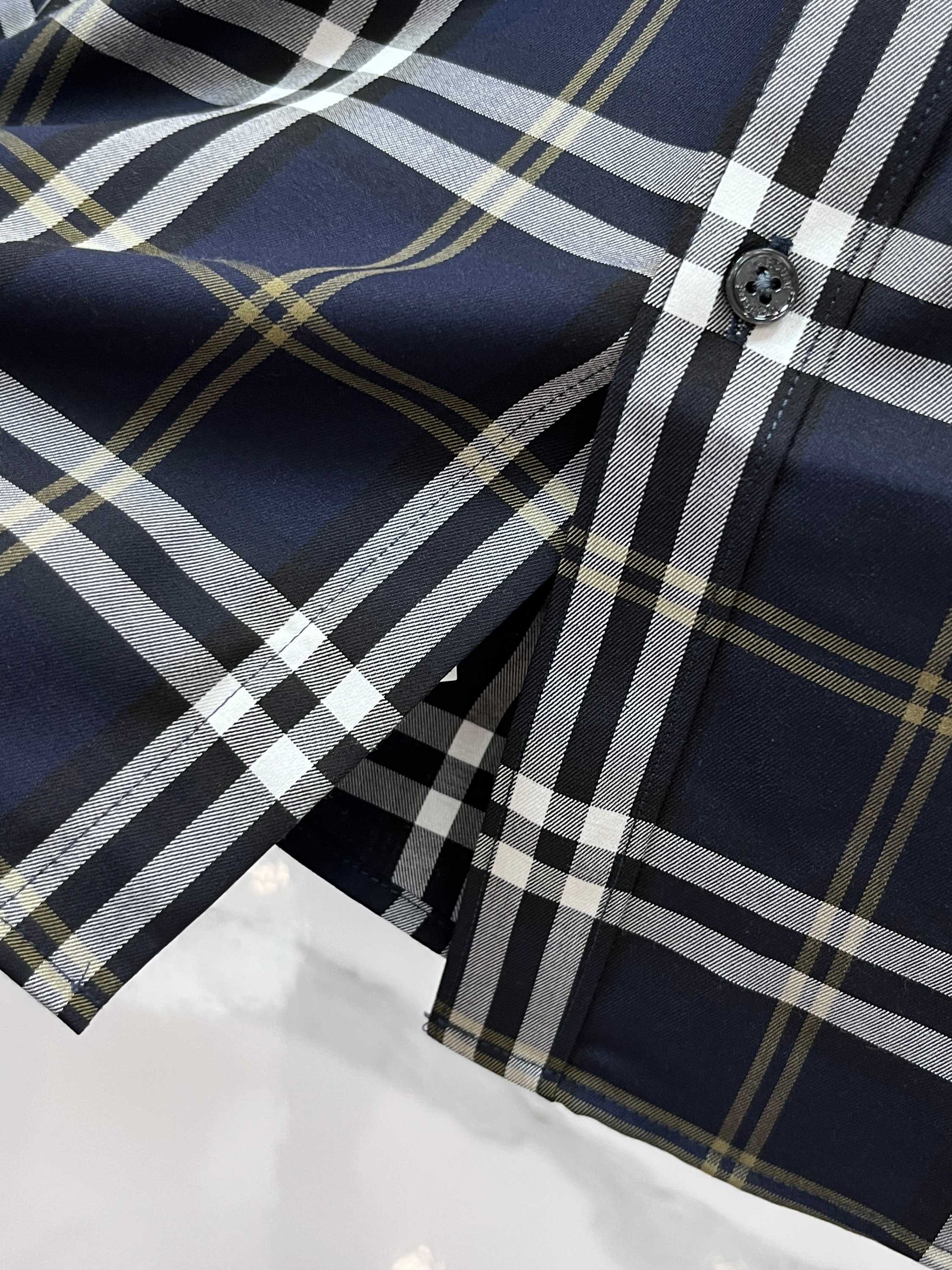 巴宝莉 官网1:1原单品质25ss新款秋冬格子对位衬衫原版3,200购入开发，面料采用100%锦纶定织格