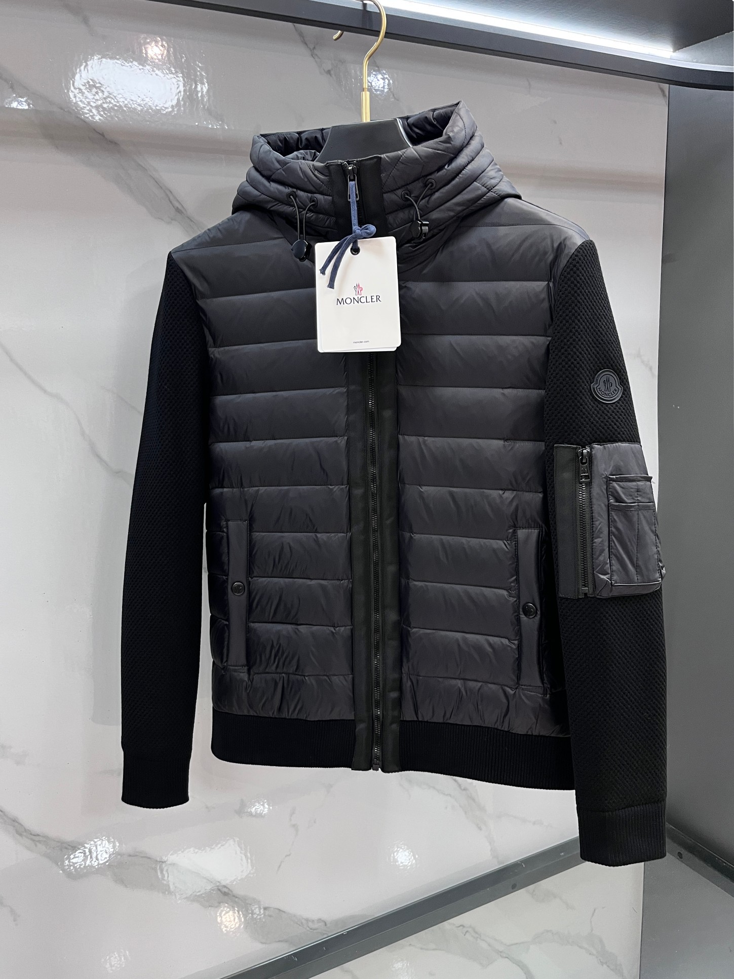 🆕 蒙口 经典加厚针织拼接连帽羽绒外套.软尼龙面料.上身更佳轻便舒适.特级鹅绒填充.填充超级饱满.全套原