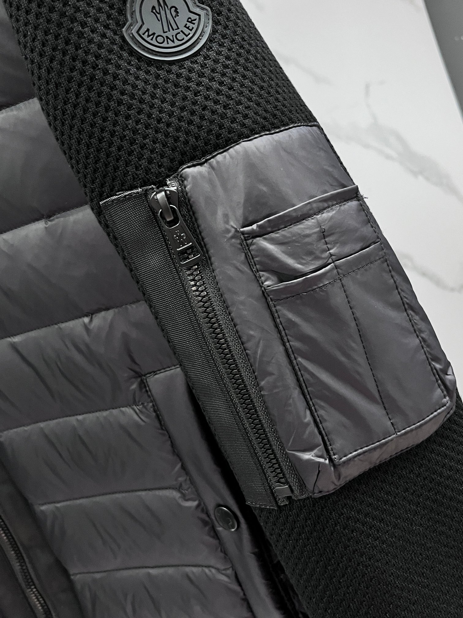 🆕 蒙口 经典加厚针织拼接连帽羽绒外套.软尼龙面料.上身更佳轻便舒适.特级鹅绒填充.填充超级饱满.全套原