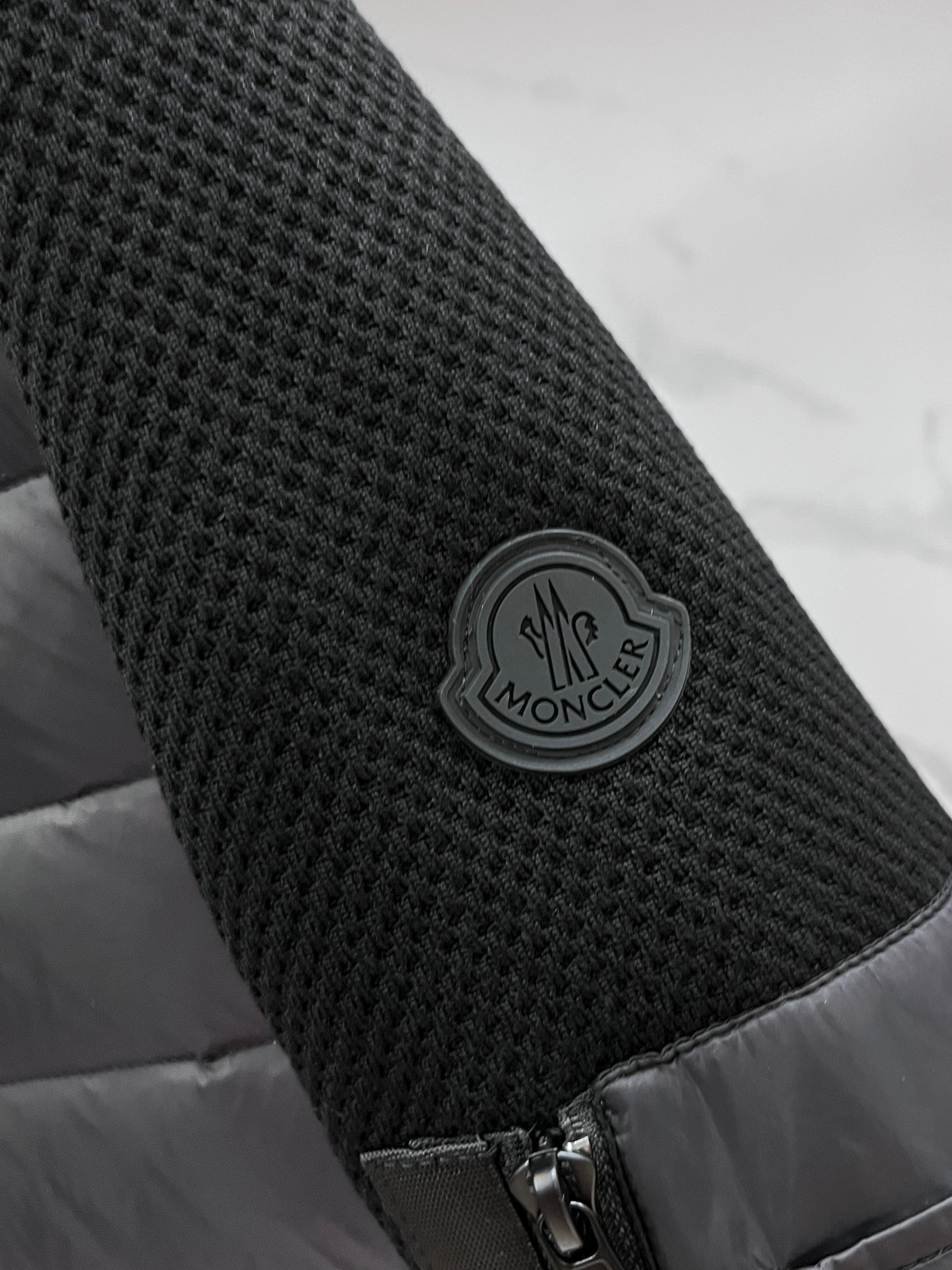 🆕 蒙口 经典加厚针织拼接连帽羽绒外套.软尼龙面料.上身更佳轻便舒适.特级鹅绒填充.填充超级饱满.全套原