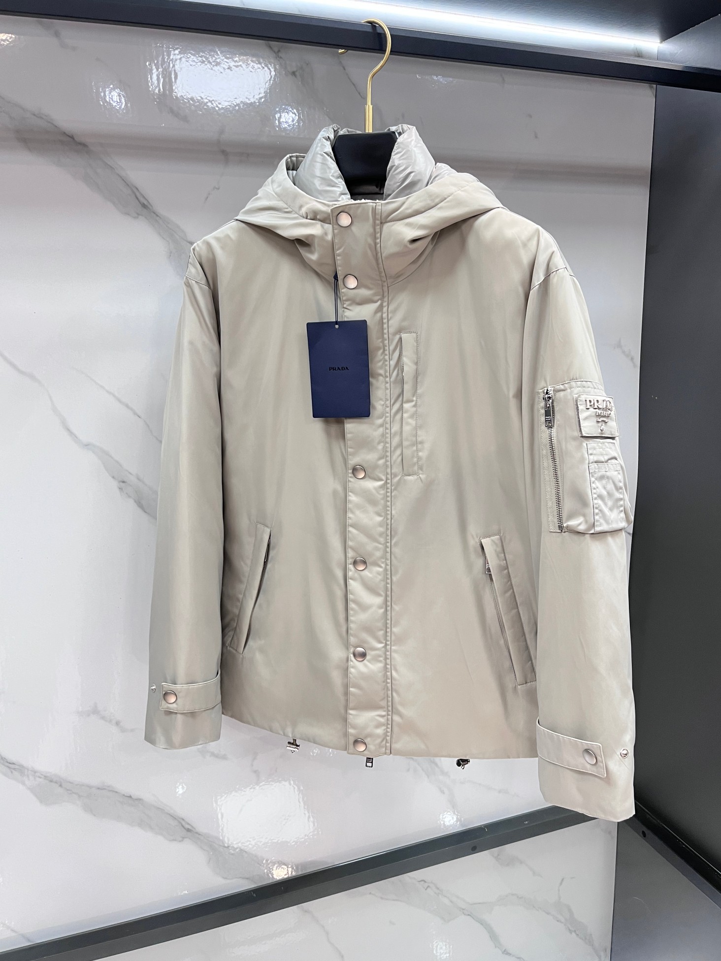 🆕 普拉达 25FW秋冬新款黑色机能防水连帽羽绒夹克，男士立体标识魔术贴徽章口袋冲锋衣羽绒服外套！贸易公