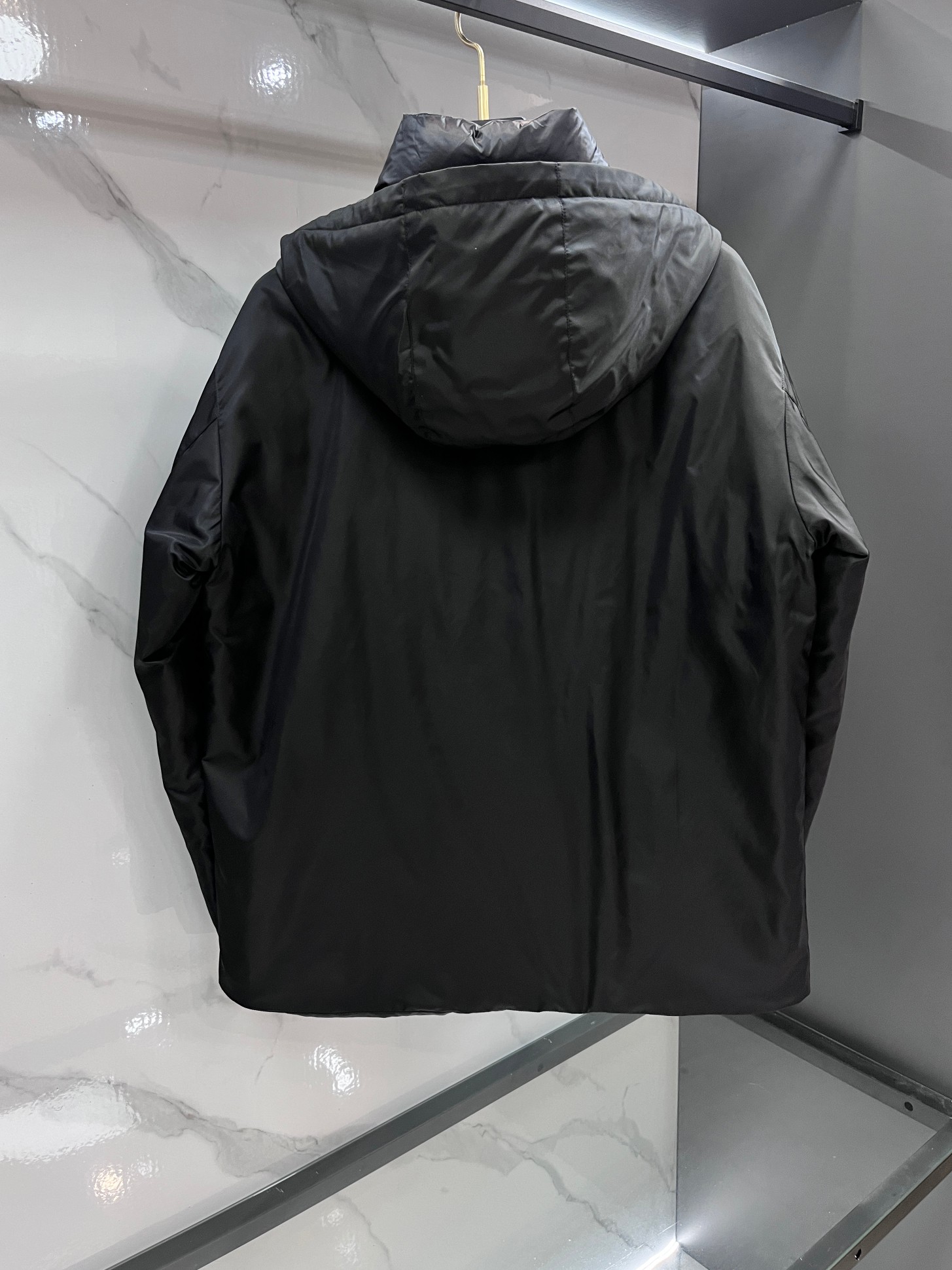 🆕 普拉达 25FW秋冬新款黑色机能防水连帽羽绒夹克，男士立体标识魔术贴徽章口袋冲锋衣羽绒服外套！贸易公