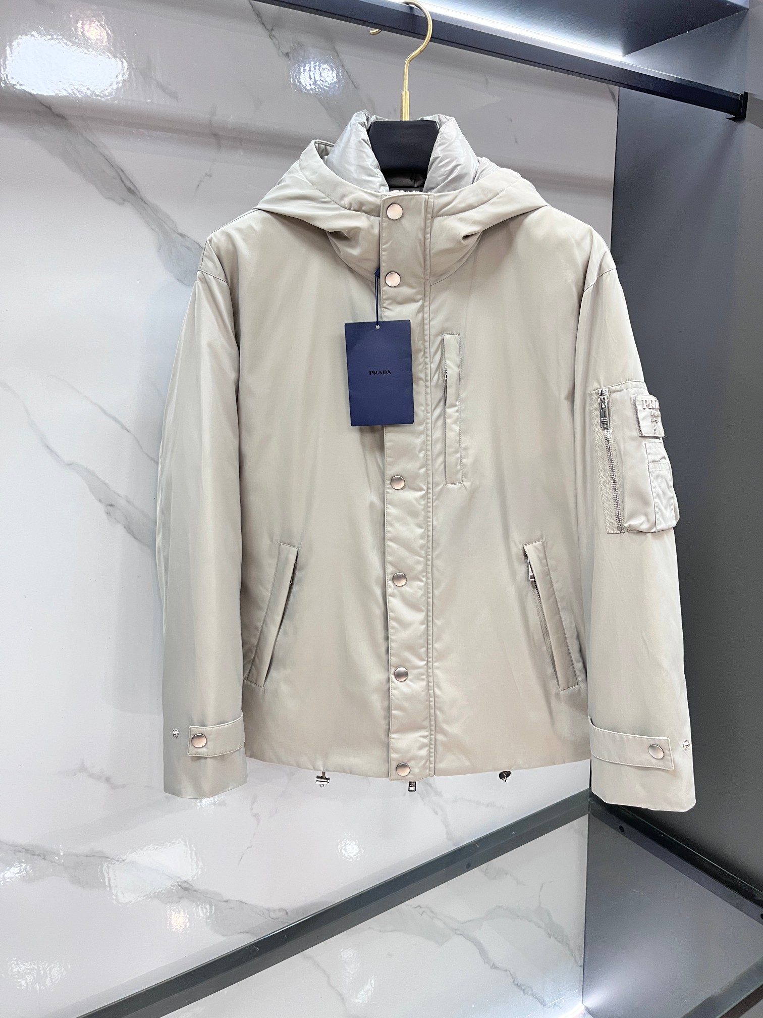 🆕 普拉达 25FW秋冬新款黑色机能防水连帽羽绒夹克，男士立体标识魔术贴徽章口袋冲锋衣羽绒服外套！贸易公