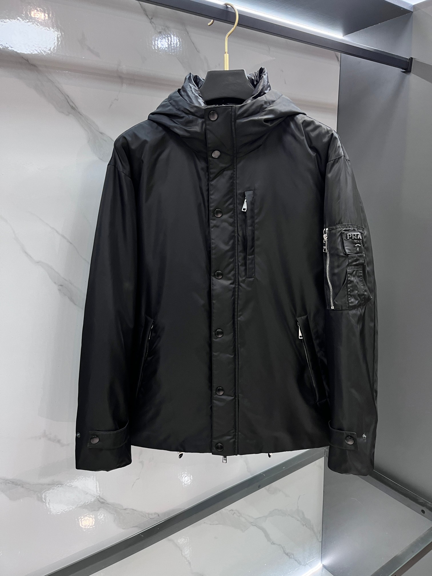 🆕 普拉达 25FW秋冬新款黑色机能防水连帽羽绒夹克，男士立体标识魔术贴徽章口袋冲锋衣羽绒服外套！贸易公