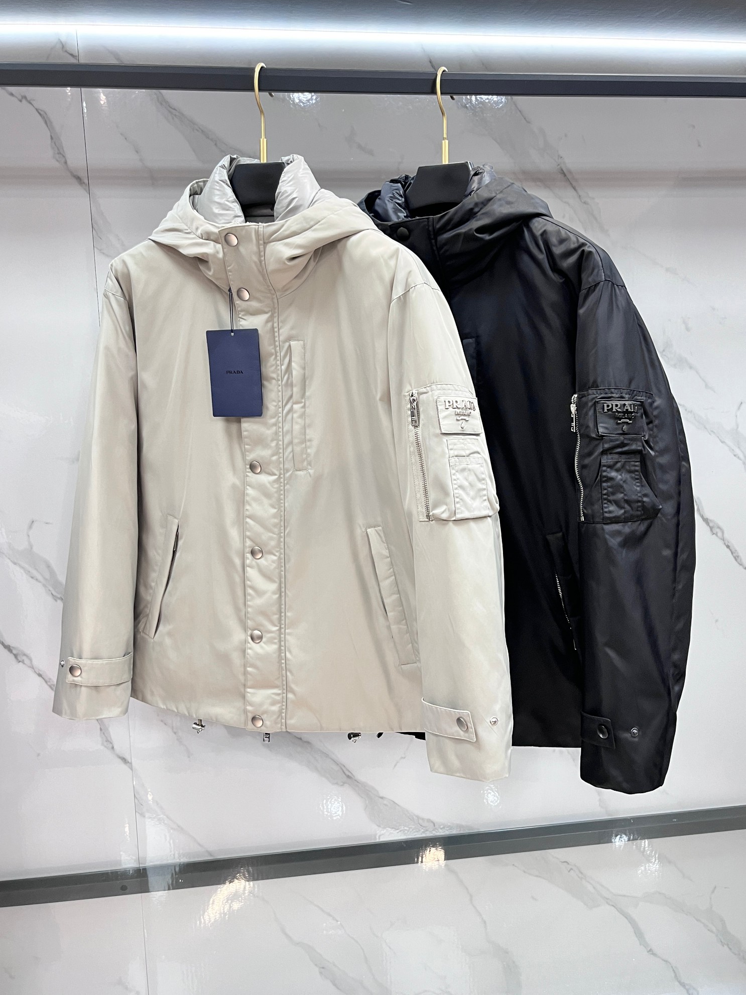 🆕 普拉达 25FW秋冬新款黑色机能防水连帽羽绒夹克，男士立体标识魔术贴徽章口袋冲锋衣羽绒服外套！贸易公
