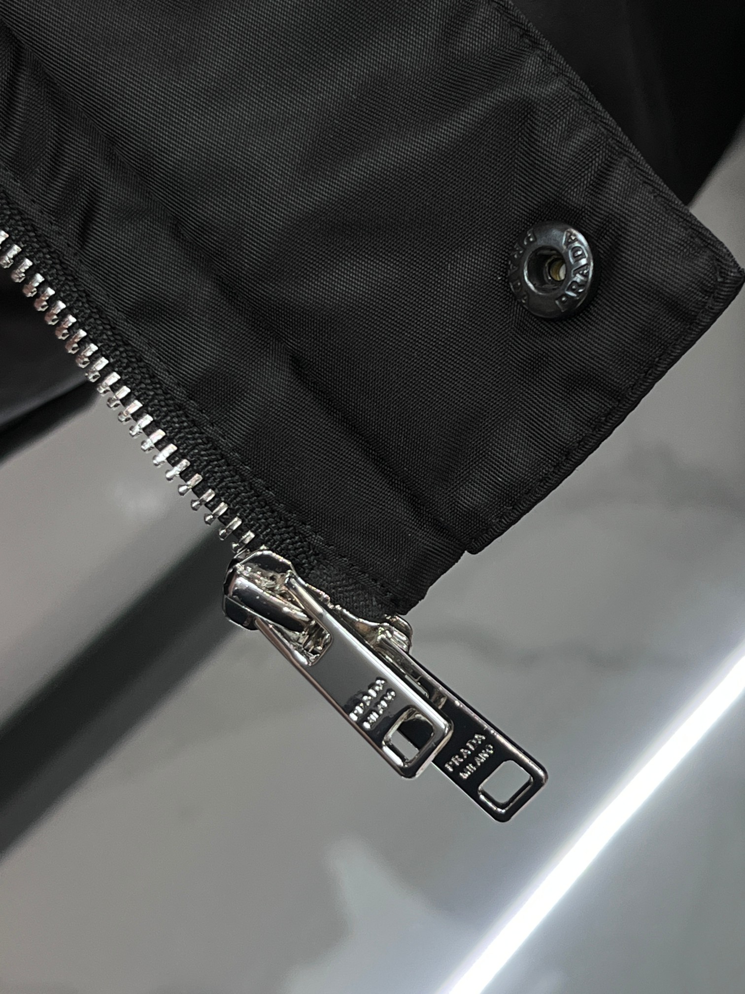 🆕 普拉达 25FW秋冬新款黑色机能防水连帽羽绒夹克，男士立体标识魔术贴徽章口袋冲锋衣羽绒服外套！贸易公