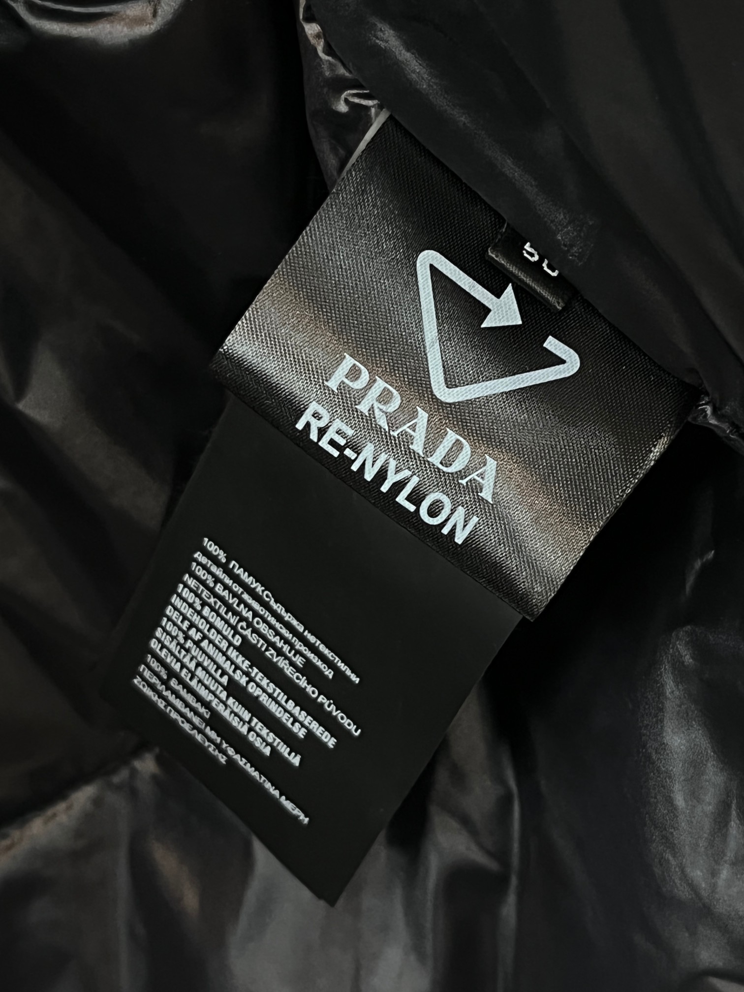 🆕 普拉达 25FW秋冬新款黑色机能防水连帽羽绒夹克，男士立体标识魔术贴徽章口袋冲锋衣羽绒服外套！贸易公