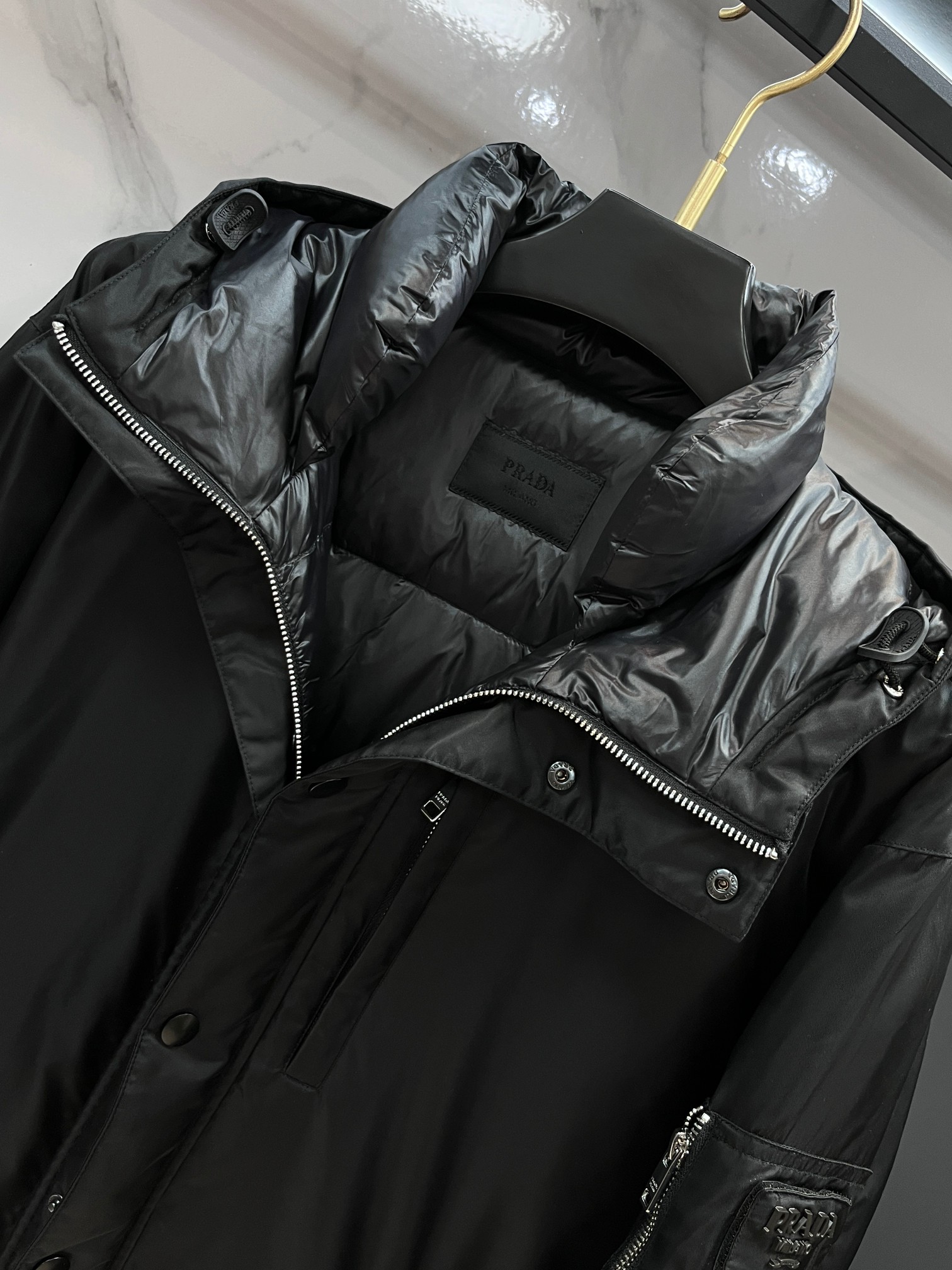 🆕 普拉达 25FW秋冬新款黑色机能防水连帽羽绒夹克，男士立体标识魔术贴徽章口袋冲锋衣羽绒服外套！贸易公