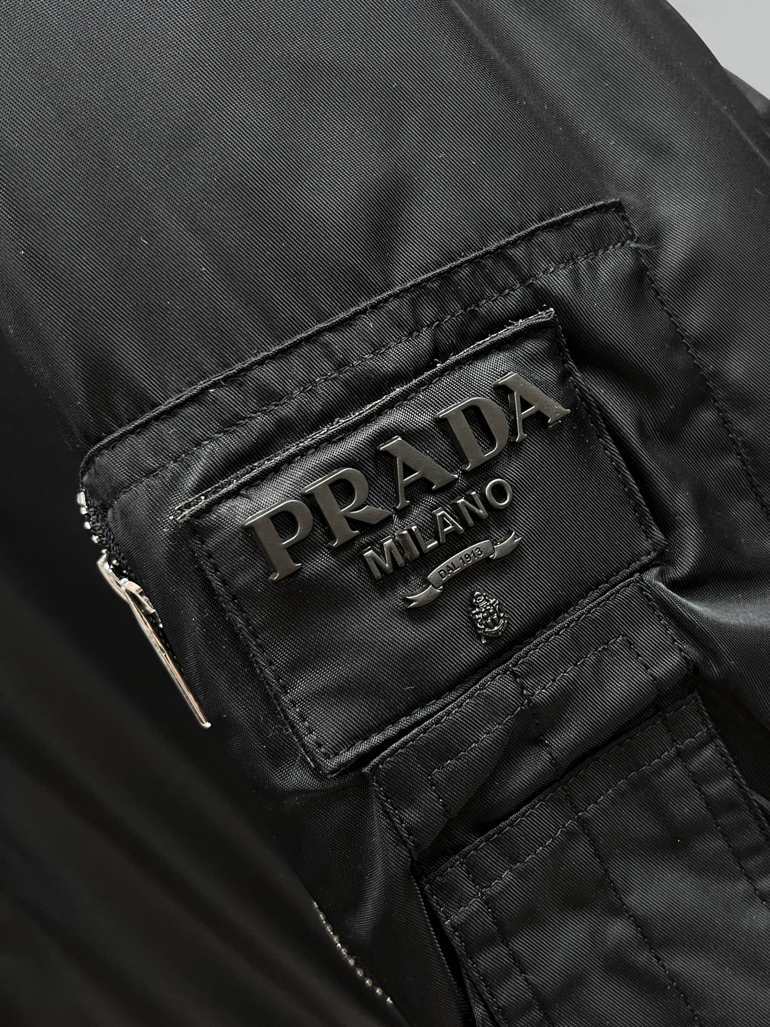 🆕 普拉达 25FW秋冬新款黑色机能防水连帽羽绒夹克，男士立体标识魔术贴徽章口袋冲锋衣羽绒服外套！贸易公