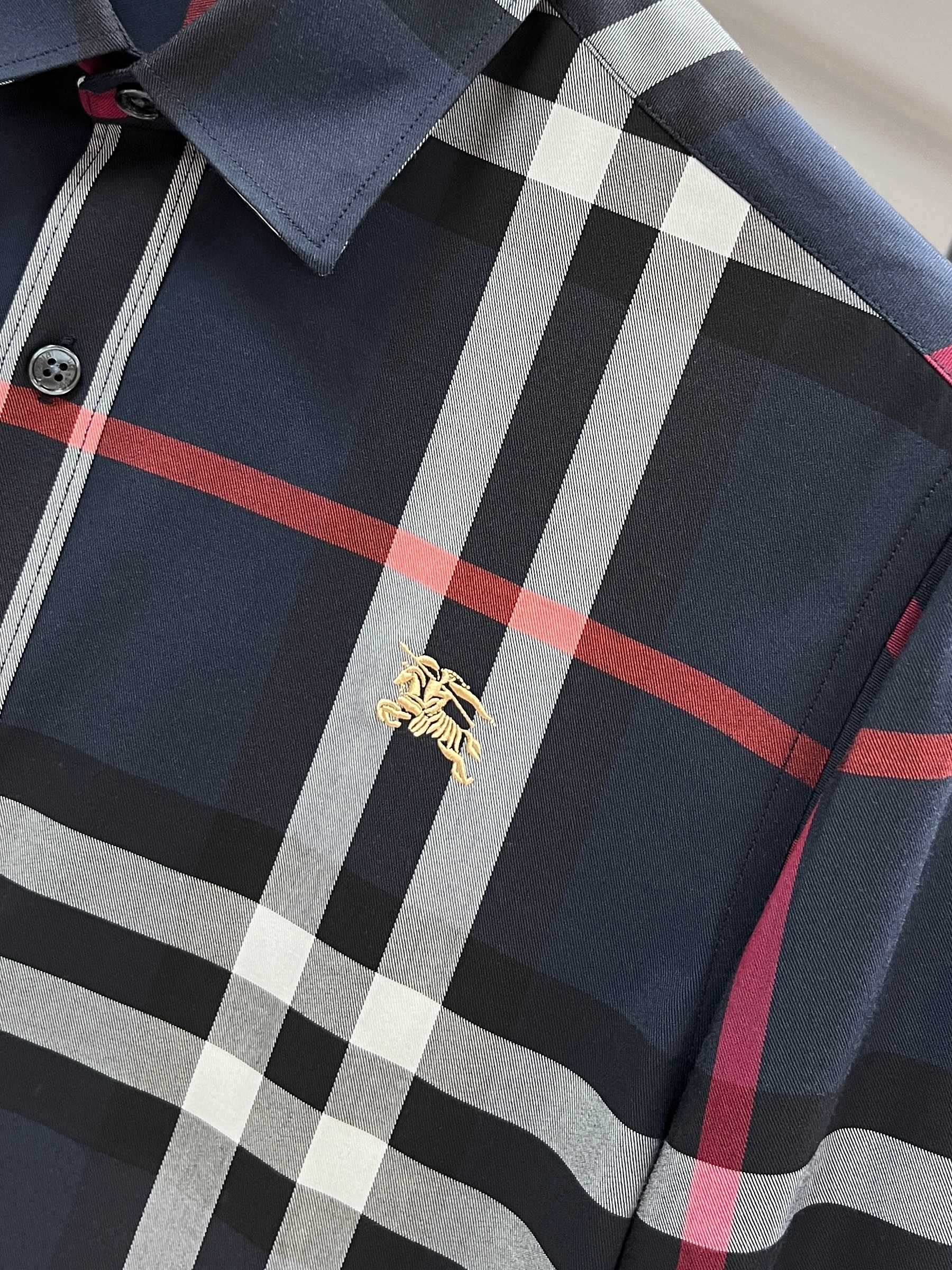 巴宝莉 官网1:1原单品质25ss新款秋冬格子对位衬衫原版3,200购入开发，面料采用100%锦纶定织格