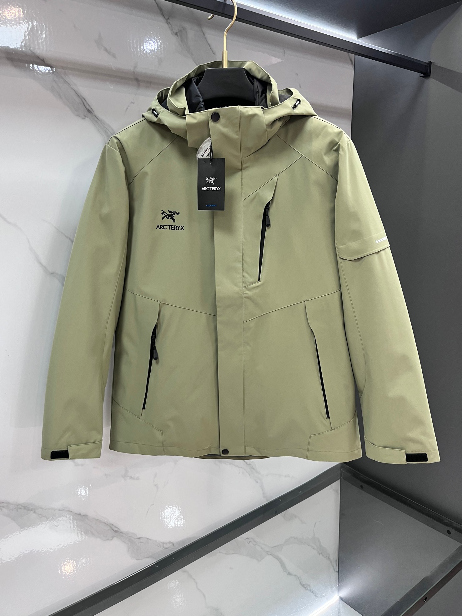 🆕 始祖鸟 🔥今年鸟家王炸款三合一冲锋衣羽绒服了来了！一衣三穿！内胆带logo轻薄户外级羽绒服！外层是天