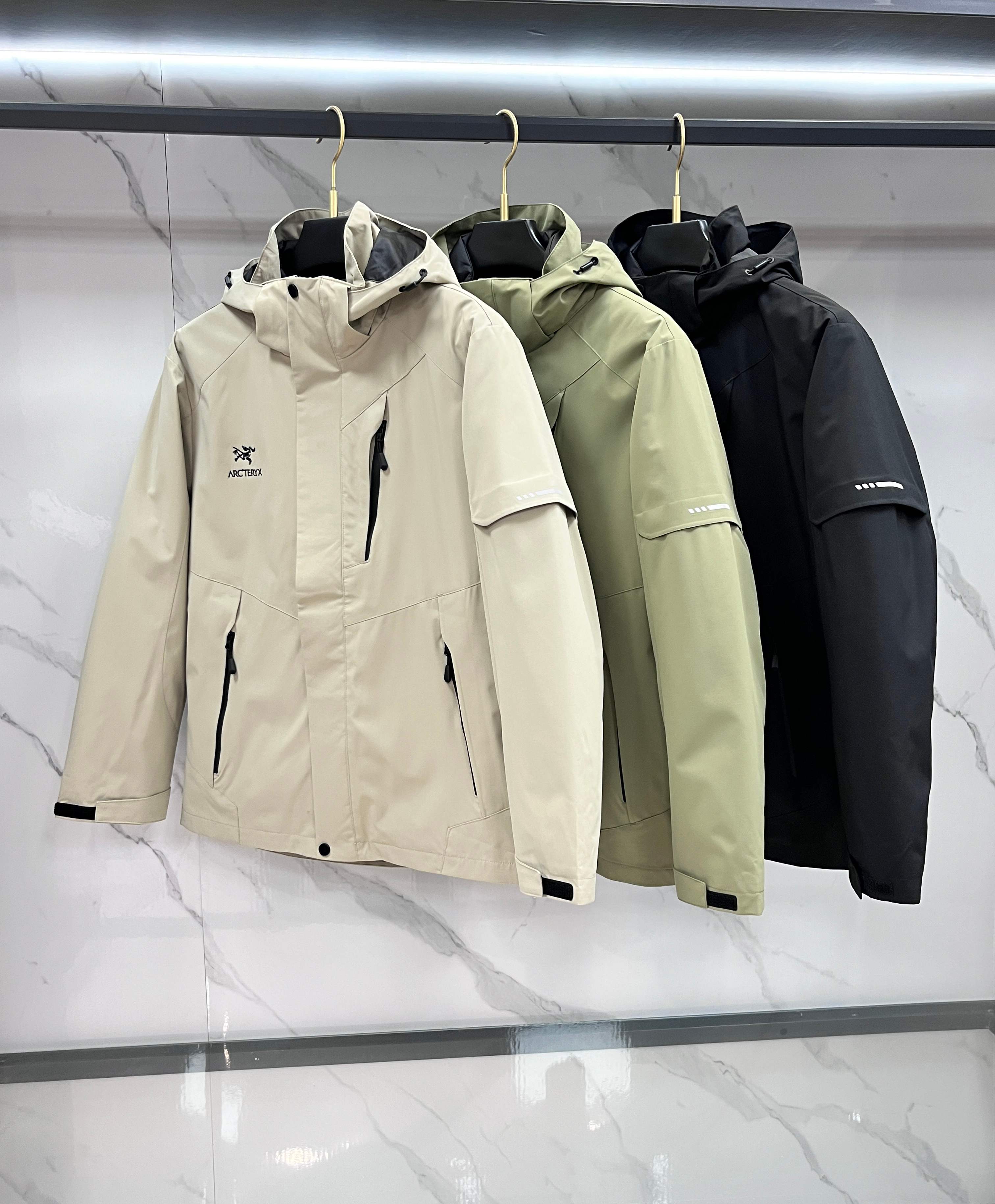 🆕 始祖鸟 🔥今年鸟家王炸款三合一冲锋衣羽绒服了来了！一衣三穿！内胆带logo轻薄户外级羽绒服！外层是天