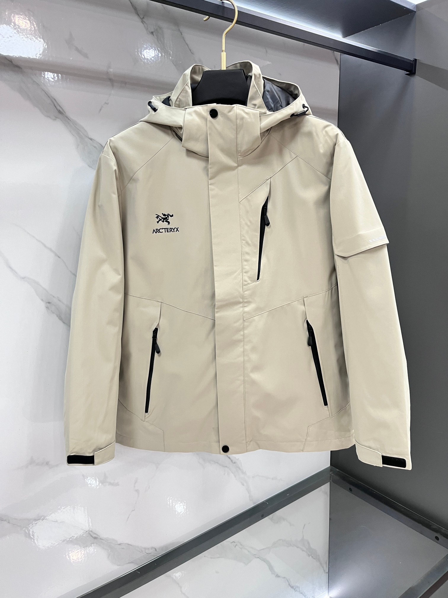 🆕 始祖鸟 🔥今年鸟家王炸款三合一冲锋衣羽绒服了来了！一衣三穿！内胆带logo轻薄户外级羽绒服！外层是天