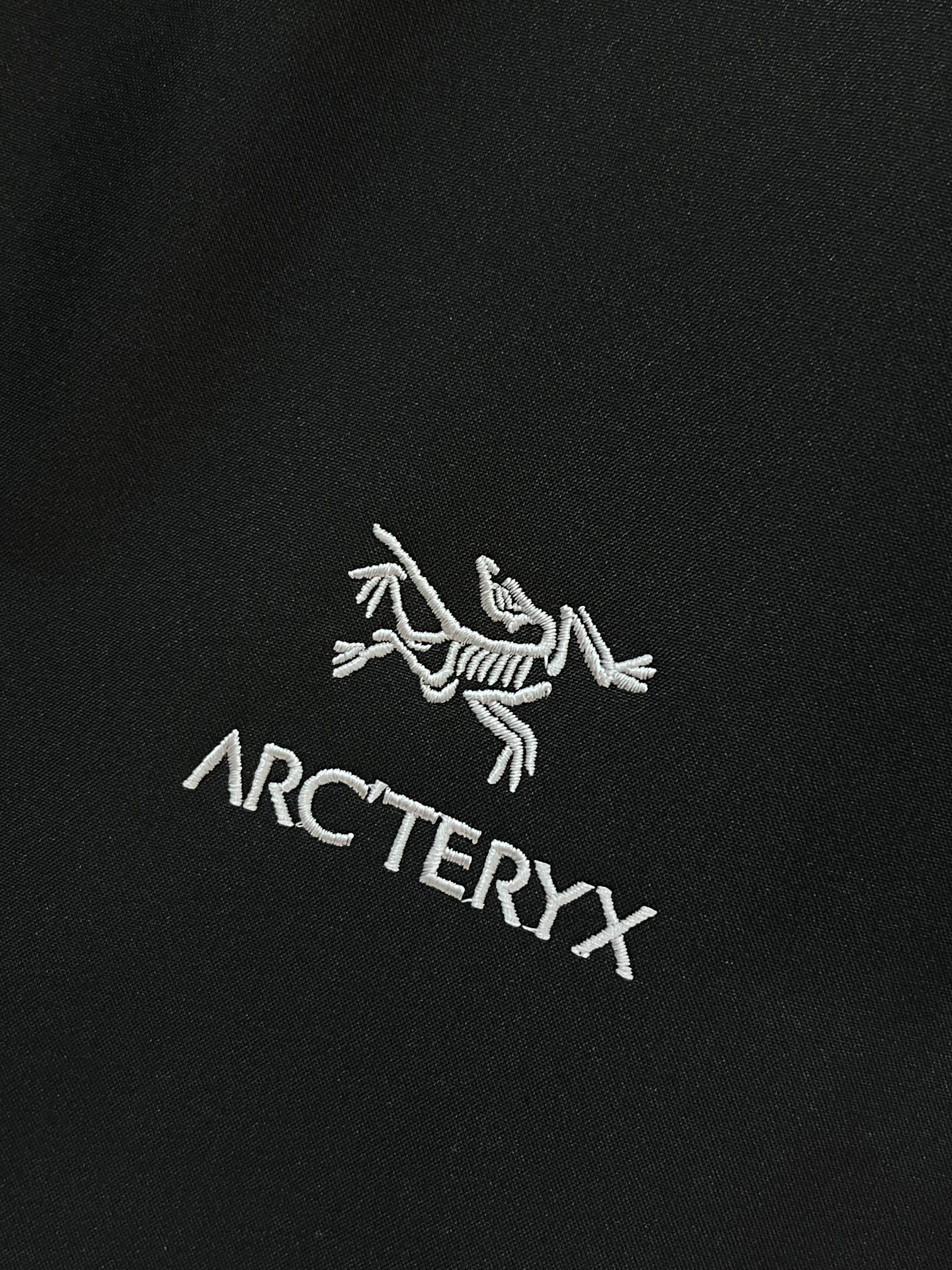 🆕 始祖鸟 🔥今年鸟家王炸款三合一冲锋衣羽绒服了来了！一衣三穿！内胆带logo轻薄户外级羽绒服！外层是天