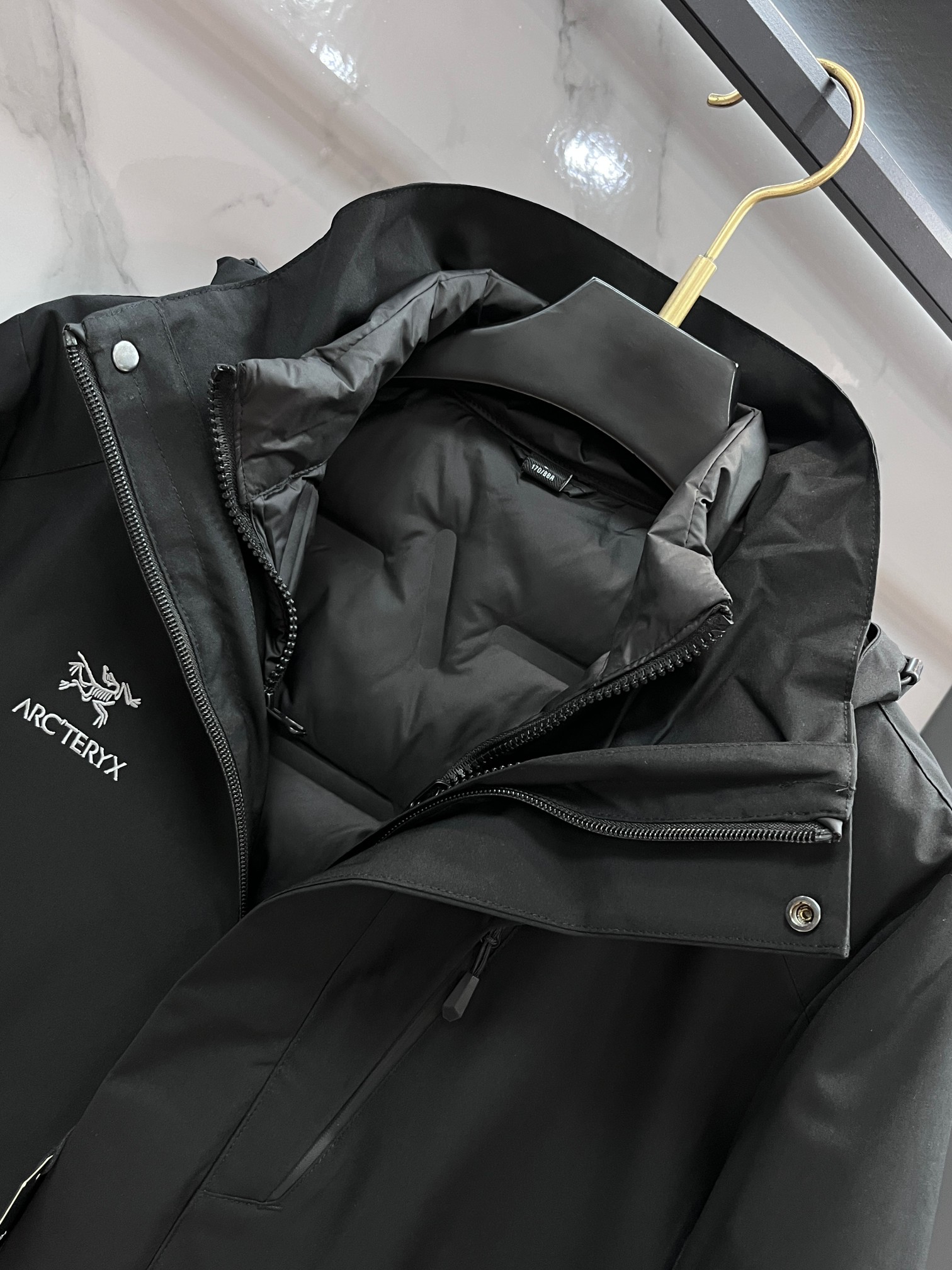 🆕 始祖鸟 🔥今年鸟家王炸款三合一冲锋衣羽绒服了来了！一衣三穿！内胆带logo轻薄户外级羽绒服！外层是天