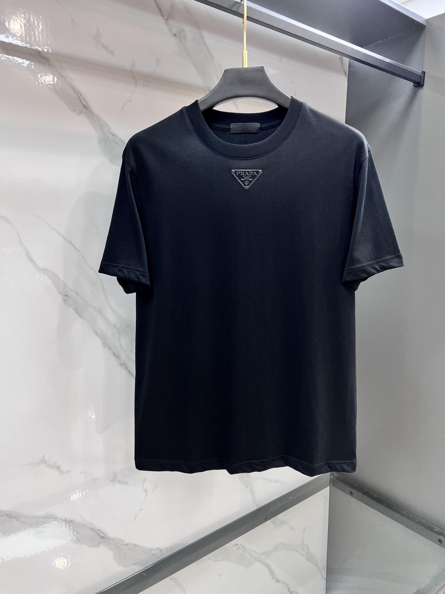 NO:775001,Prada’s latest versatile short-sleeved style for men and women!  !  Multi-color combination heart and chest triangle logo back embroidery technology!  Specially available in custom fabrics!  In addition, the compact spinning process makes the fabric smooth and tight, giving the overall fabric a high-end feel. It is professionally provided by big brands, and the quality is absolutely guaranteed. The thicker texture makes the overall high breathability and softness more prominent, and the full cotton texture causes extreme comfort.…………………………………………………… SizeM-XXXL, prada, T-shirt,19860909普拉达 最新款百搭短袖男女同款！！多颜色组合心胸前间三角标后背刺绣工艺！特供定制面料！加上紧密纺纱工艺又使面料光滑紧密得到整体面料的高级感,大牌专业提供,质量绝对保证.偏厚使整体高透气和柔软性的质感更加凸显,饱满的棉质感引起极度舒适.…………………………………………………… SizeM-XXXL,,prada,T-shirt,,Men's clothing