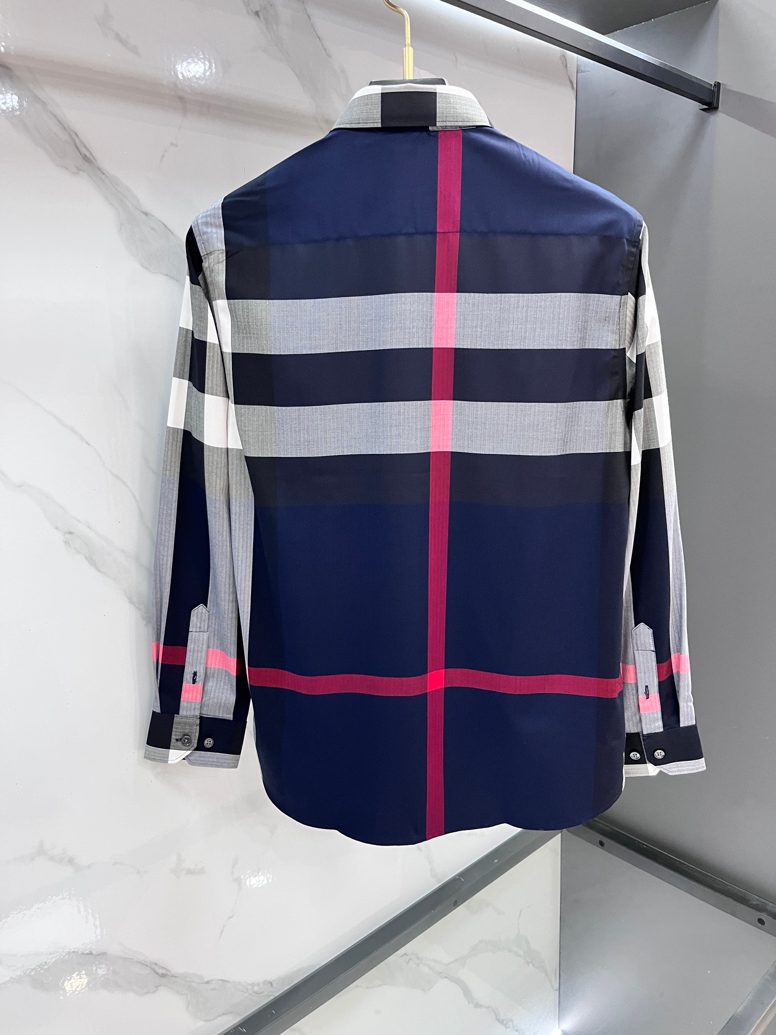 巴宝莉 官网1:1原单品质新款秋冬格子对位衬衫原版3,200购入开发，面料采用100%锦纶定织格纹图案，