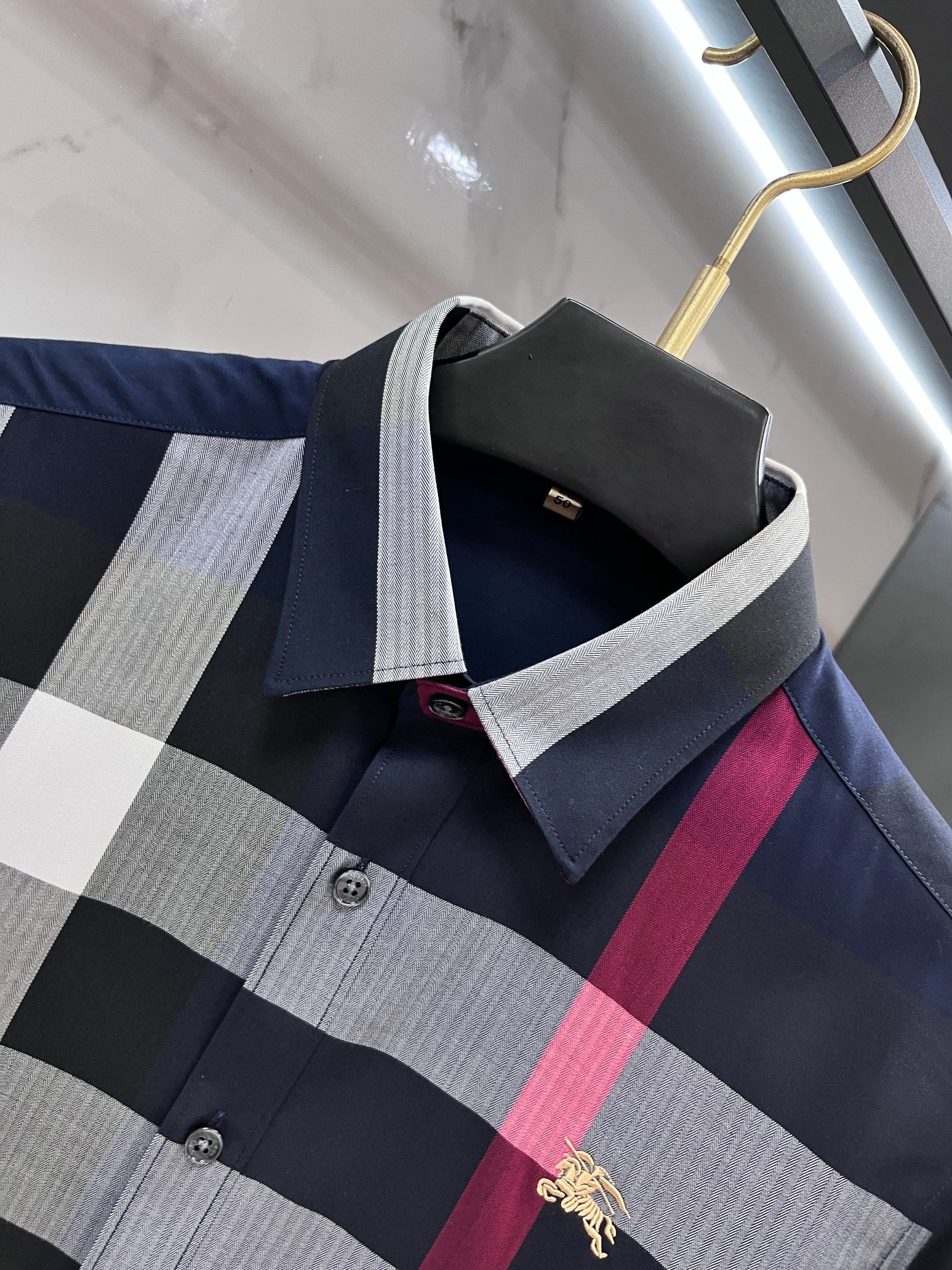 巴宝莉 官网1:1原单品质新款秋冬格子对位衬衫原版3,200购入开发，面料采用100%锦纶定织格纹图案，