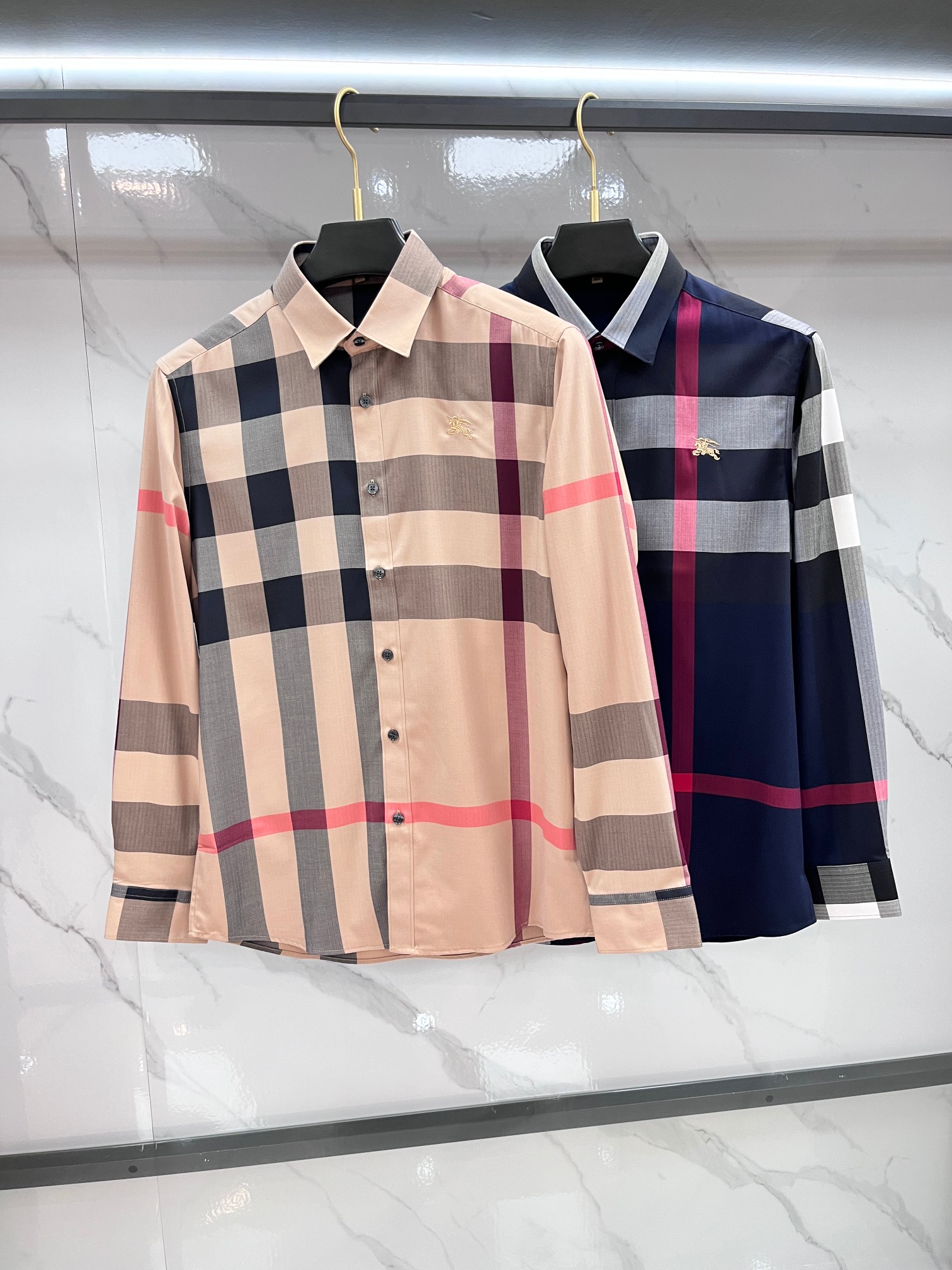 巴宝莉 官网1:1原单品质新款秋冬格子对位衬衫原版3,200购入开发，面料采用100%锦纶定织格纹图案，