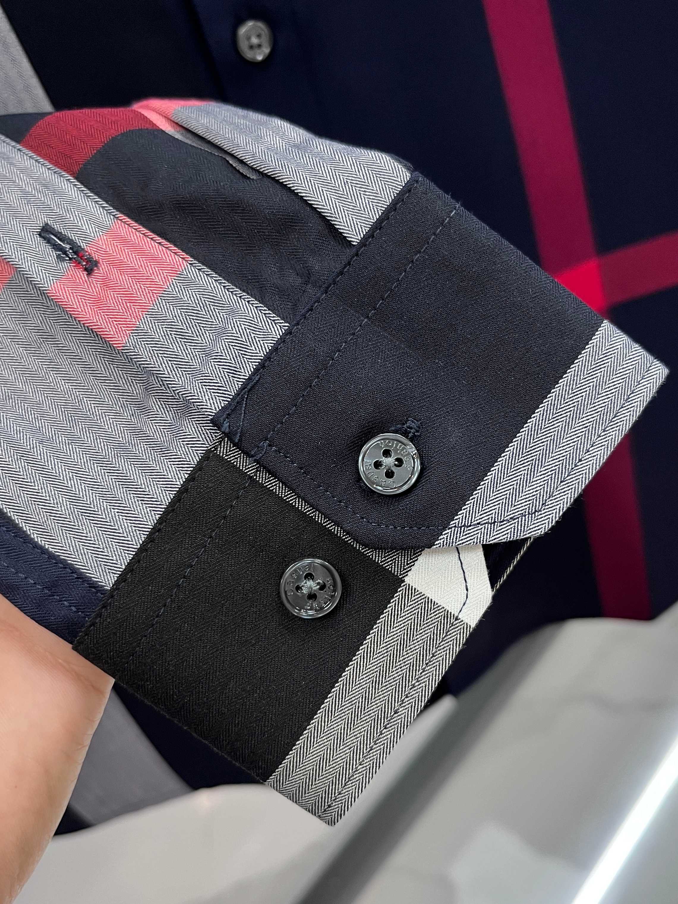 巴宝莉 官网1:1原单品质新款秋冬格子对位衬衫原版3,200购入开发，面料采用100%锦纶定织格纹图案，