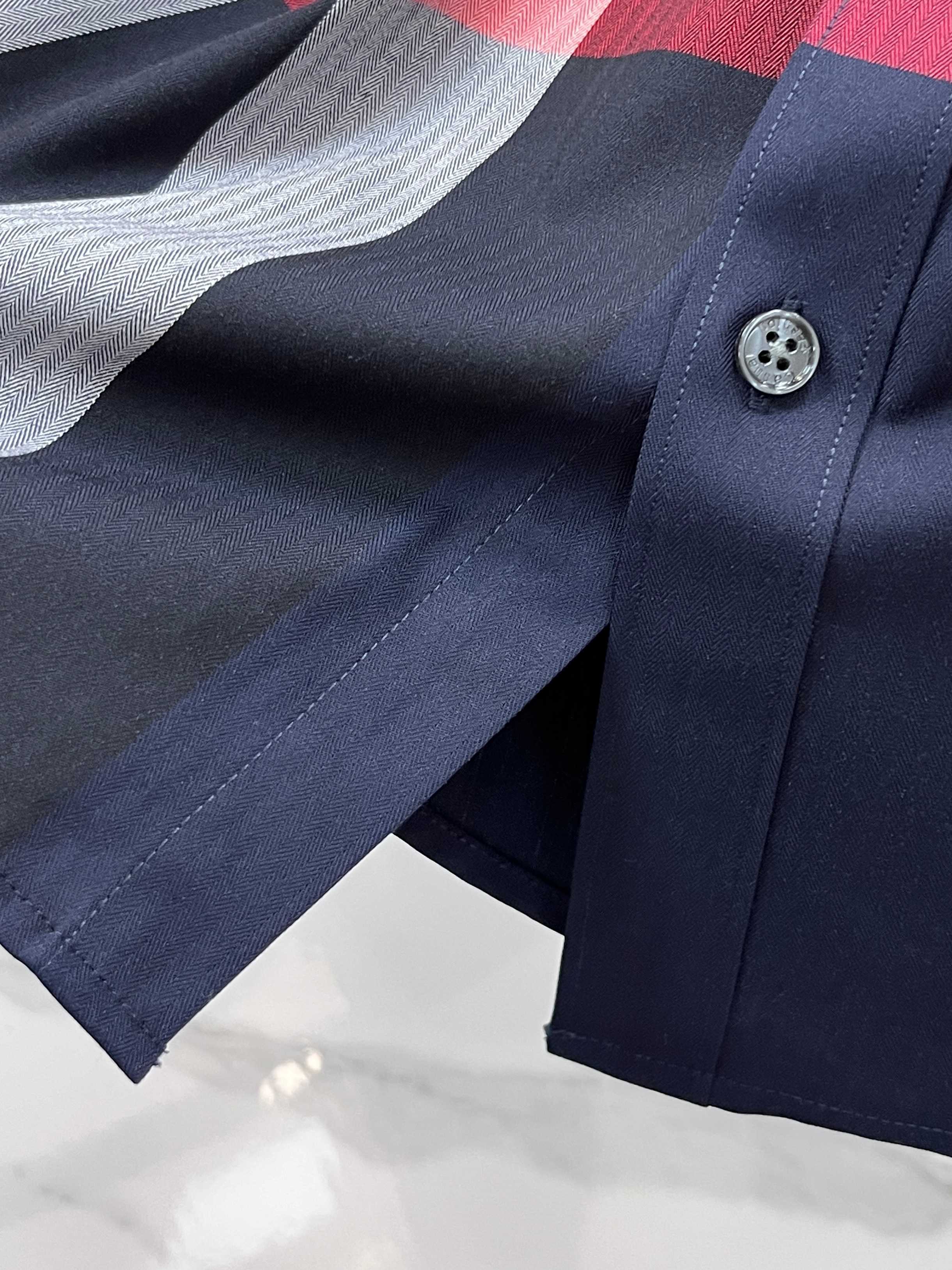 巴宝莉 官网1:1原单品质新款秋冬格子对位衬衫原版3,200购入开发，面料采用100%锦纶定织格纹图案，